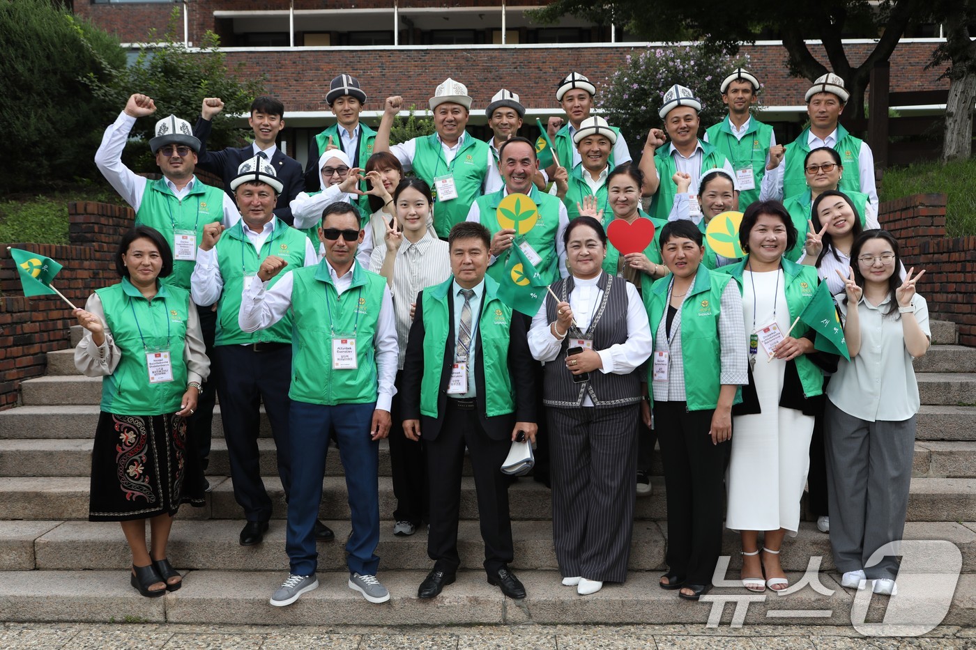 (서울=뉴스1) = 새마을운동중앙회는 오는 27일까지 지속 가능한 지구촌 새마을운동 추진을 위해 키르기스스탄 초청 새마을교육을 실시한다고 19일 밝혔다.사진은 키르기스스탄 연수생들 …