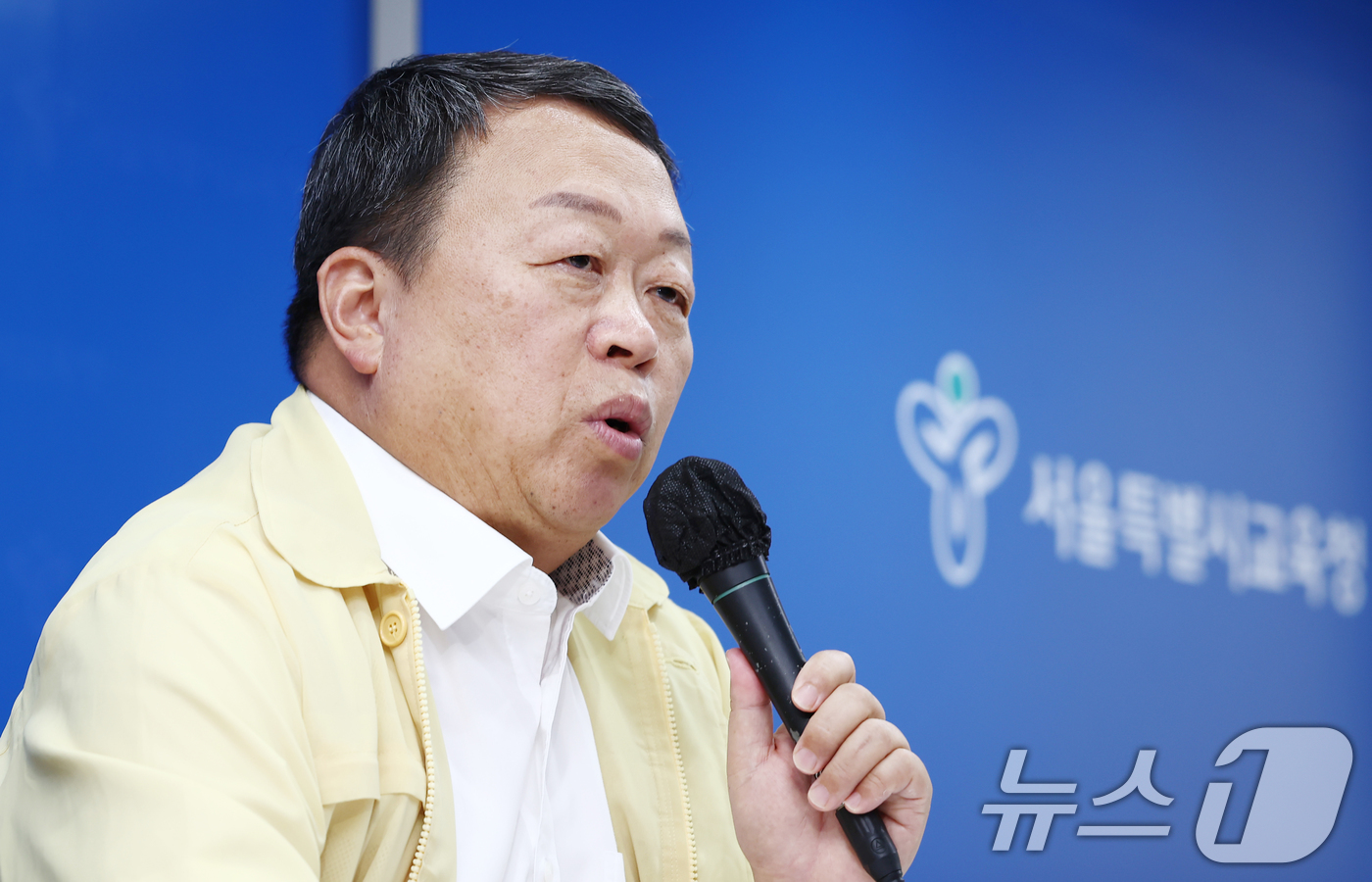 (서울=뉴스1) 김민지 기자 = 이상수 서울시교육청 교육정책국장이 19일 오후 서울 종로구 서울시교육청에서 초·중등학교 교사 정원 감축 입장문 관련 브리핑을 하고 있다. 2025. …