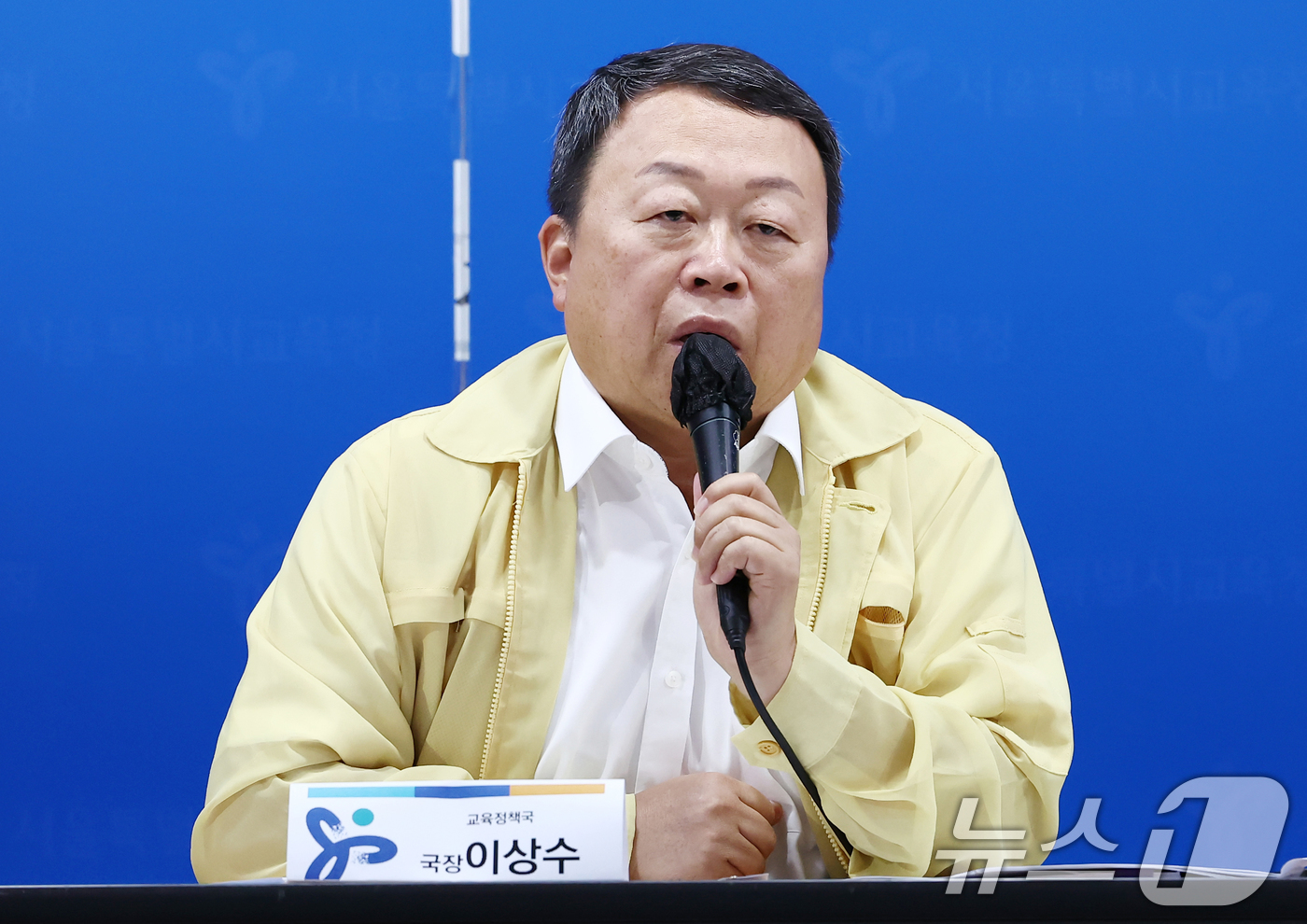 (서울=뉴스1) 김민지 기자 = 이상수 서울시교육청 교육정책국장이 19일 오후 서울 종로구 서울시교육청에서 초·중등학교 교사 정원 감축 입장문 관련 브리핑을 하고 있다. 2025. …