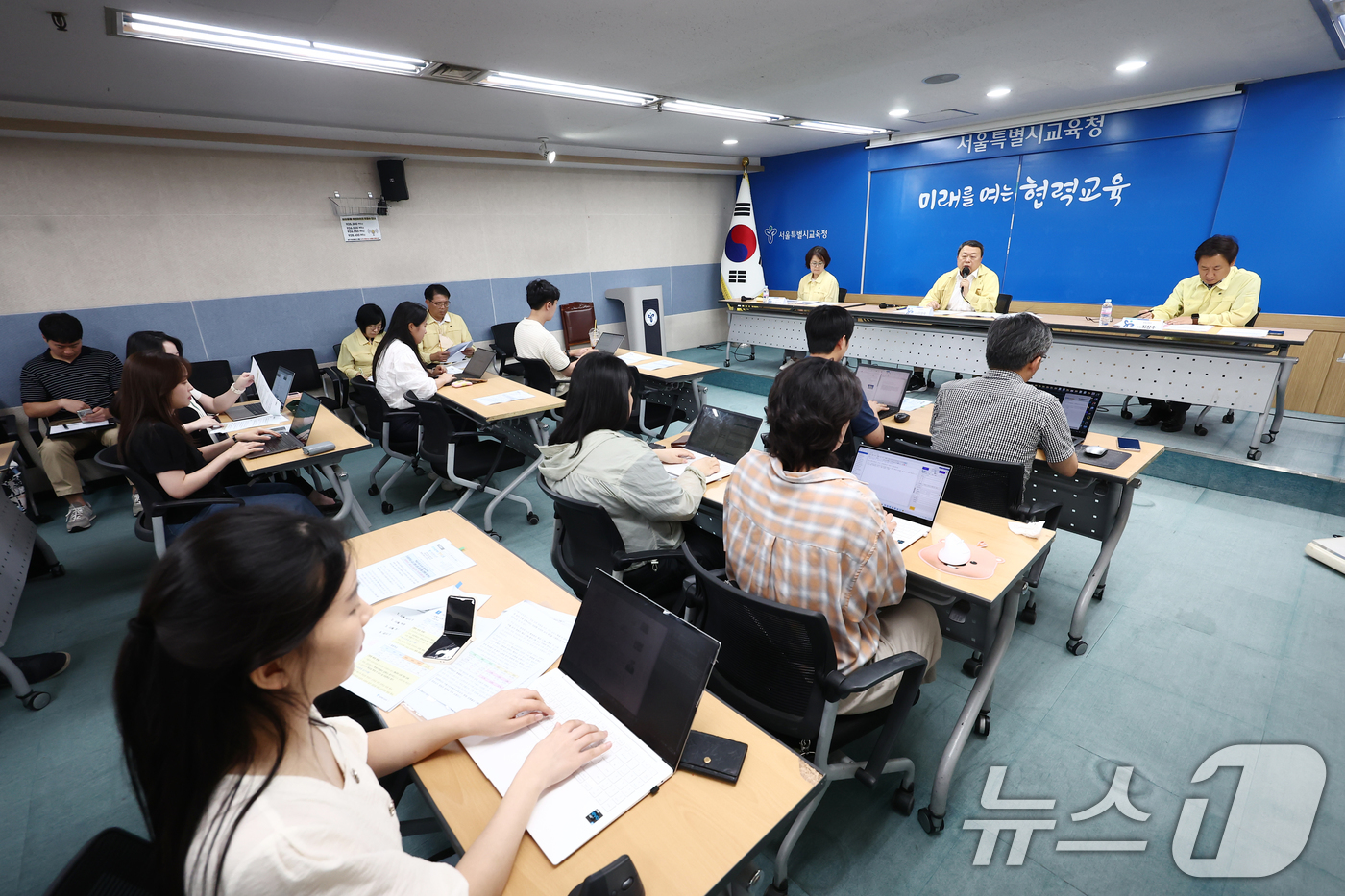 (서울=뉴스1) 김민지 기자 = 이상수 서울시교육청 교육정책국장이 19일 오후 서울 종로구 서울시교육청에서 초·중등학교 교사 정원 감축 입장문 관련 브리핑을 하고 있다. 2025. …