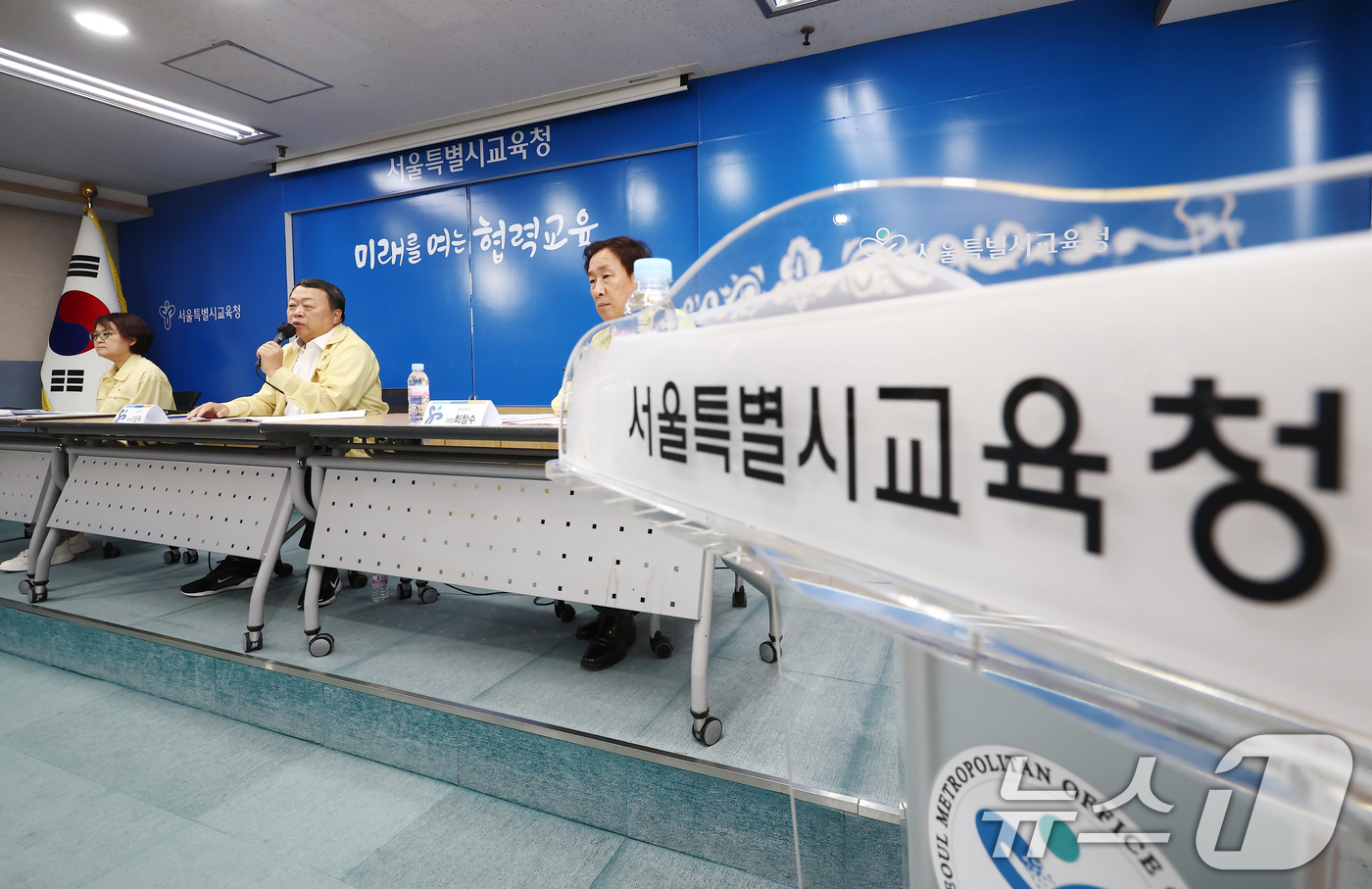 (서울=뉴스1) 김민지 기자 = 이상수 서울시교육청 교육정책국장이 19일 오후 서울 종로구 서울시교육청에서 초·중등학교 교사 정원 감축 입장문 관련 브리핑을 하고 있다. 2025. …