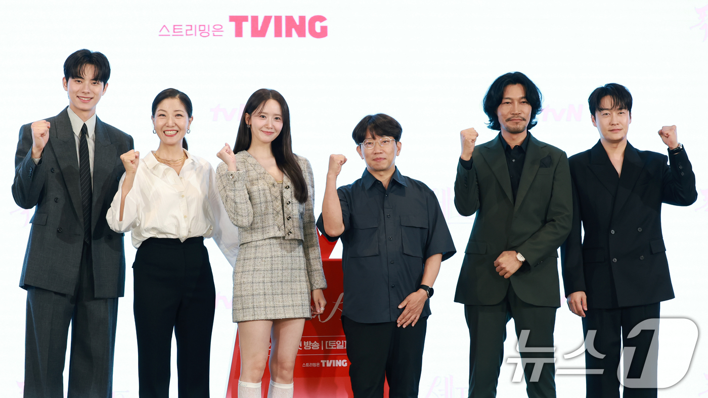 (서울=뉴스1) 권현진 기자 = 배우 이채민(왼쪽부터)과 서이숙, 임운아, 장태유 감독, 최귀화, 오의식이 19일 오후 서울 구로구 더세인트에서 열린 tvN 새 토일드라마 '폭군의 …