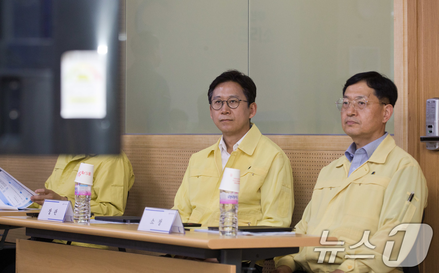 (서울=뉴스1) = 배경훈 과학기술정보통신부 장관이 19일 서울 송파구 중앙전파관리소 전파종합관제센터를 방문해 GPS 감시 및 대응체계를 점검하고 있다.  (과학기술정보통신부 제공 …