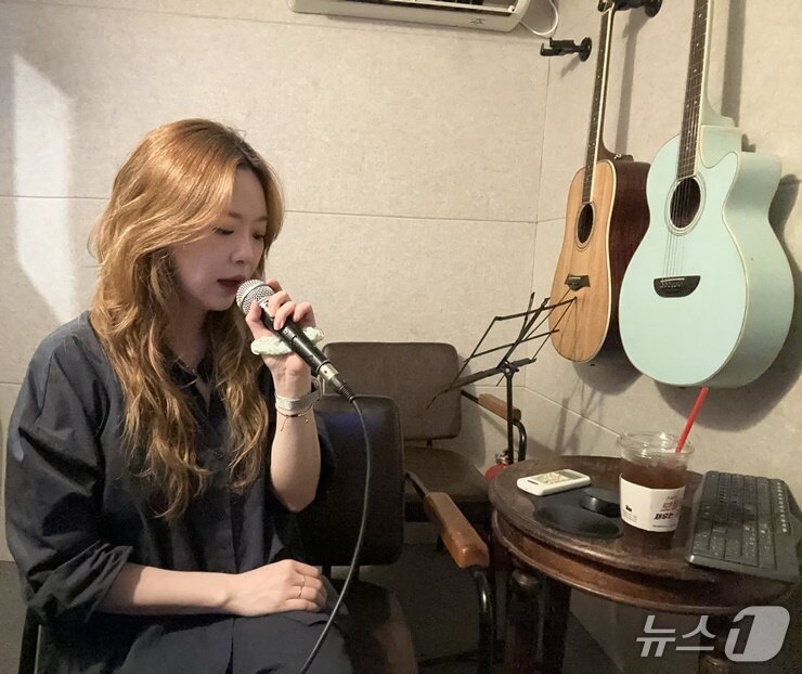 본문 이미지 - 갑상선암 진단 후 다시 노래를 부르지 못하게 될까 걱정했던 보컬 트레이너 오모씨. 갑상선 단일공 로봇수술 한 달 후 학생들 앞에서 노래 시범을 보여주는 일상으로 돌아갔다.(서울성모병원 제공)