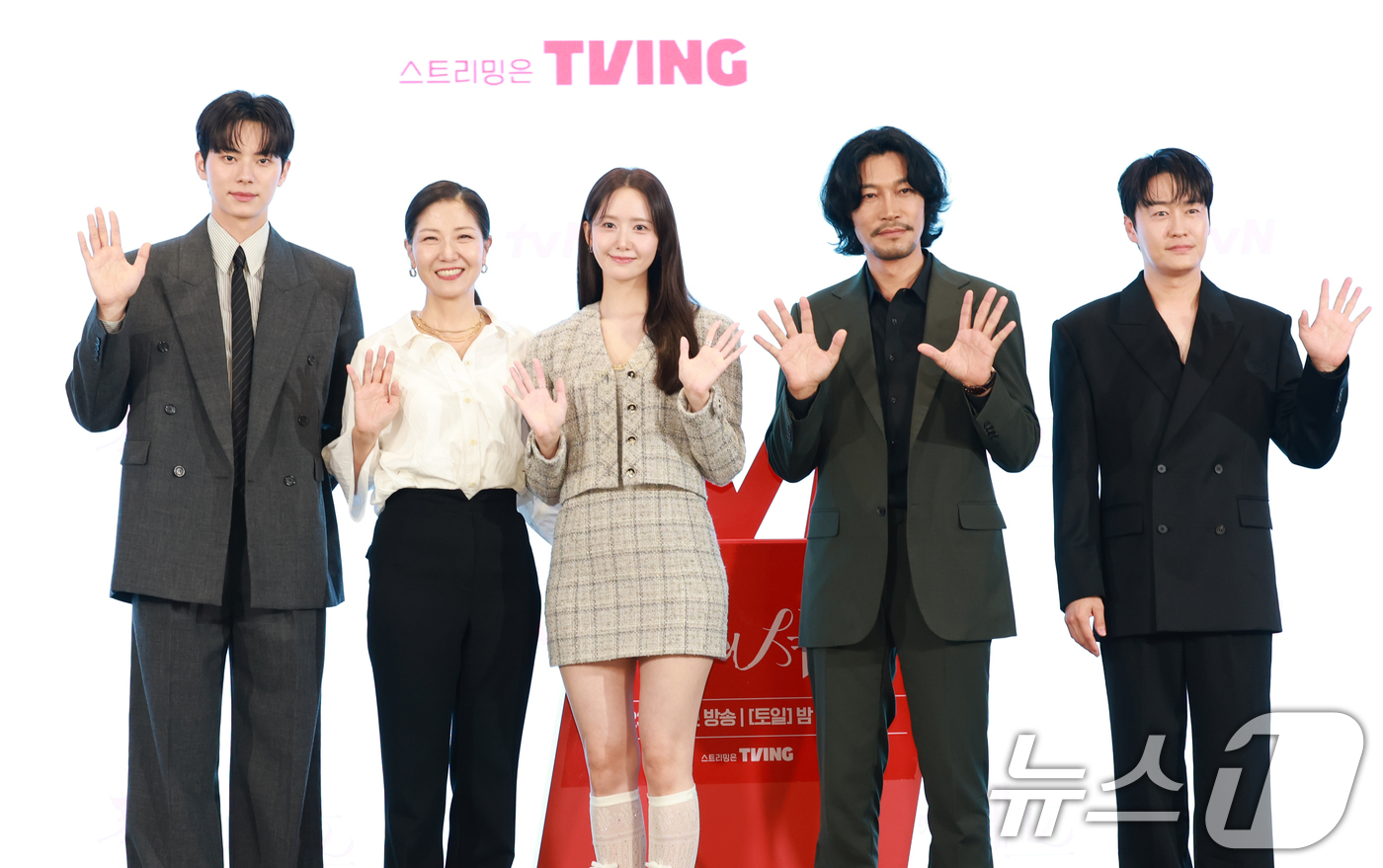 (서울=뉴스1) 권현진 기자 = 배우 이채민(왼쪽부터)과 서이숙, 임운아, 최귀화, 오의식이 19일 오후 서울 구로구 더세인트에서 열린 tvN 새 토일드라마 '폭군의 셰프' 제작발 …