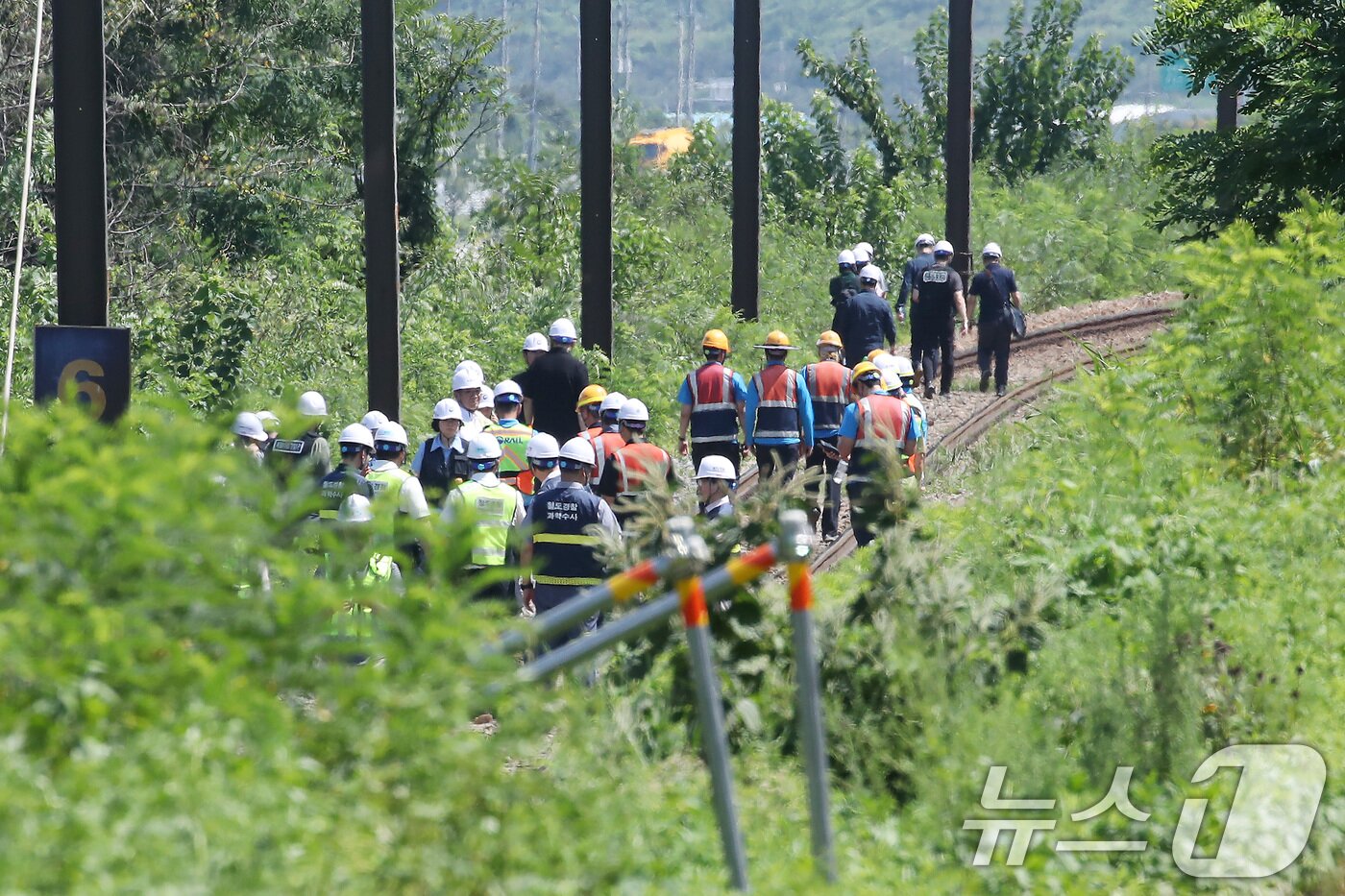 본문 이미지 - 19일 오전 10시 52분쯤 경북 청도군 화양읍 삼신리 청도소싸움 경기장 인근 경부선 철로에서 마산으로 향하던 무궁화 열차가 선로에서 작업하던 근로자 7명을 치는 사고가 발생했다. 경찰과 소방, 코레일 등 관계자들이 사고 현장을 조사하고 있다. 2025.8.19/뉴스1 ⓒ News1 공정식 기자