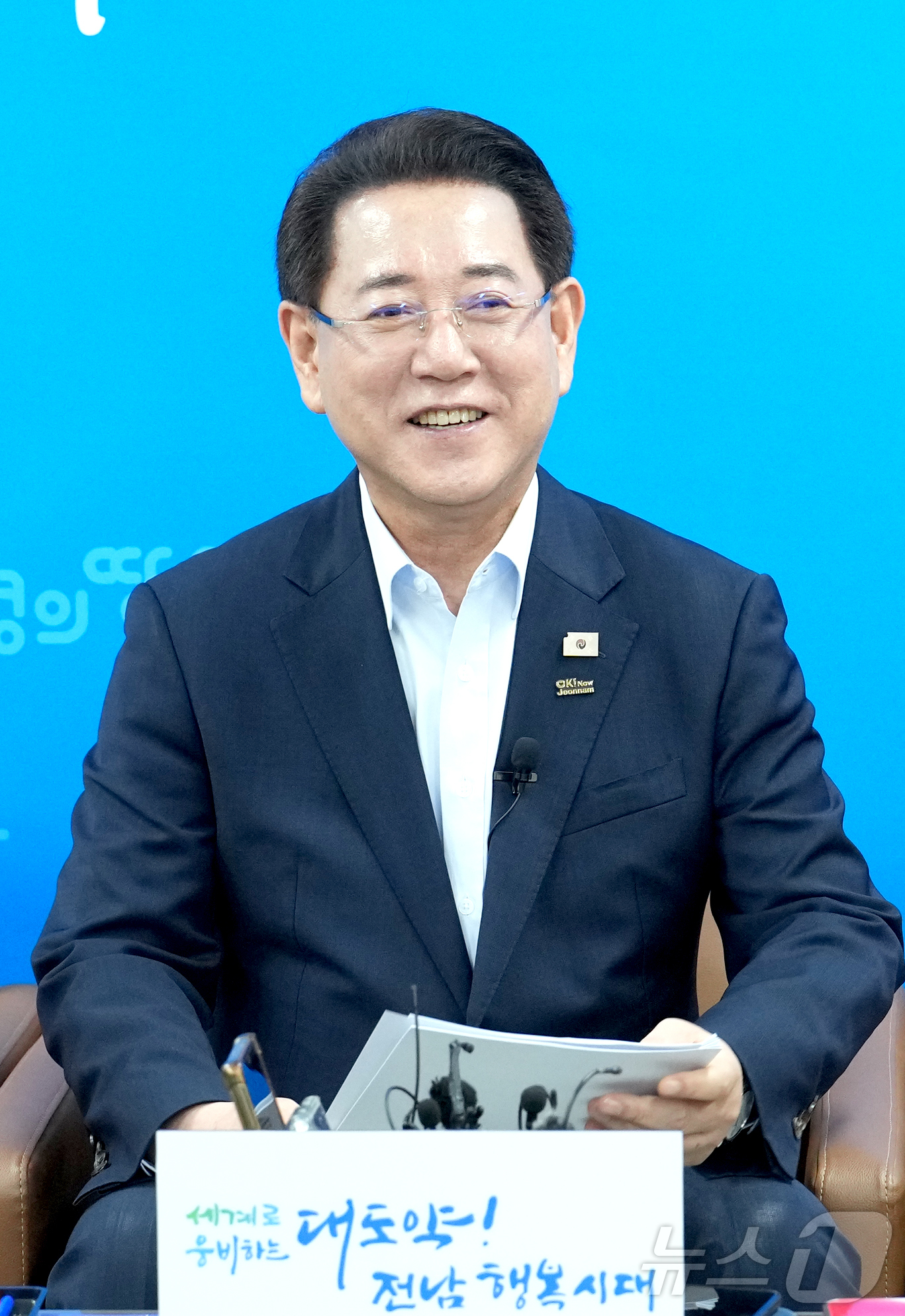 (무안=뉴스1) 전원 기자 = 김영록 전남도지사가 19일 오후 도청 기자실에서 기자간담회를 열고 "새 정부 5극 3특 균형발전 전략에 발맞춘 광주전남 특별지방자치단체 , 전남 에너 …