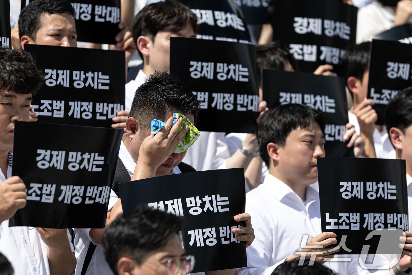 본문 이미지 - 경제6단체 및 경제단체협의회 구성원들이 19일 오후 서울 여의도 국회에서 열린 노동조합법 개정안 수정 촉구 경제계 결의대회에서 손펫말을 들고 있다. 2025.8.19/뉴스1 ⓒ News1 이승배 기자