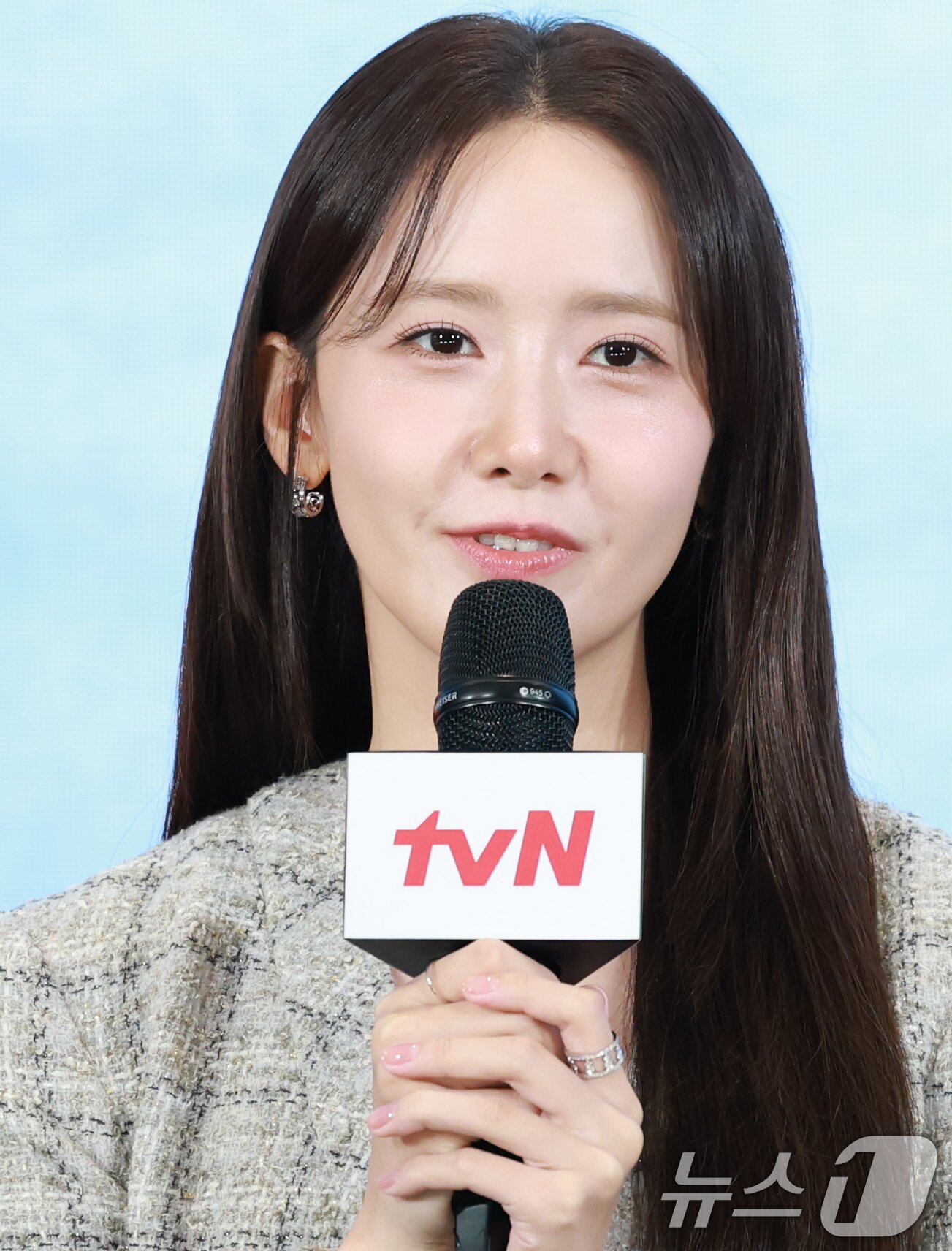 본문 이미지 - 배우 임윤아가 19일 오후 서울 구로구 더세인트에서 열린 tvN 새 토일드라마 '폭군의 셰프' 제작발표회에 참석해 인사말을 하고 있다. '폭군의 셰프'는 최고의 순간 과거로 타임슬립한 셰프(임윤아 분)가 최악의 폭군이자 절대 미각의 소유자인 왕(이채민 분)을 만나며 벌어지는 서바이벌 판타지 로맨틱 코미디이다. 2025.8.19/뉴스1 ⓒ News1 권현진 기자