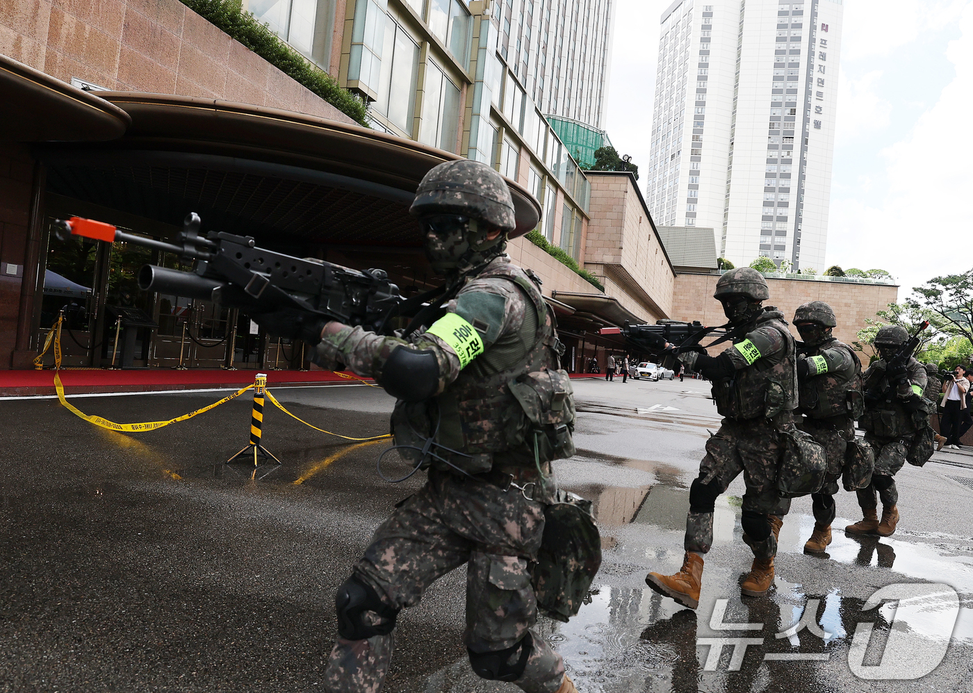(서울=뉴스1) 오대일 기자 = 19일 오후 서울 중구 롯데호텔에서 열린 '을지연습 연계 통합방위 능력향상을 위한 관계기관 합동훈련'에서 군 병력이 드론을 이용한 테러 공격 상황을 …