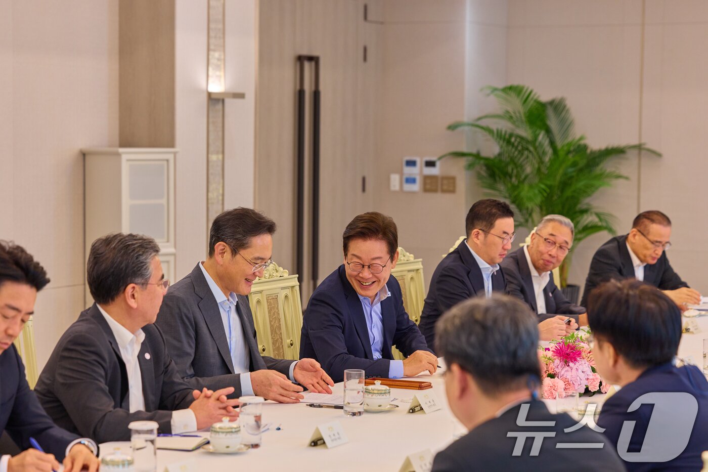 본문 이미지 - 이재명 대통령이 19일 서울 용산 대통령실 청사에서 열린 미일 순방 동행 경제단체 및 기업인 간담회에서 이재용 삼성전자 회장을 비롯한 참석자들과 대화하고 있다. &#40;대통령실 제공. 재판매 및 DB 금지&#41; 2025.8.19/뉴스1 ⓒ News1 허경 기자