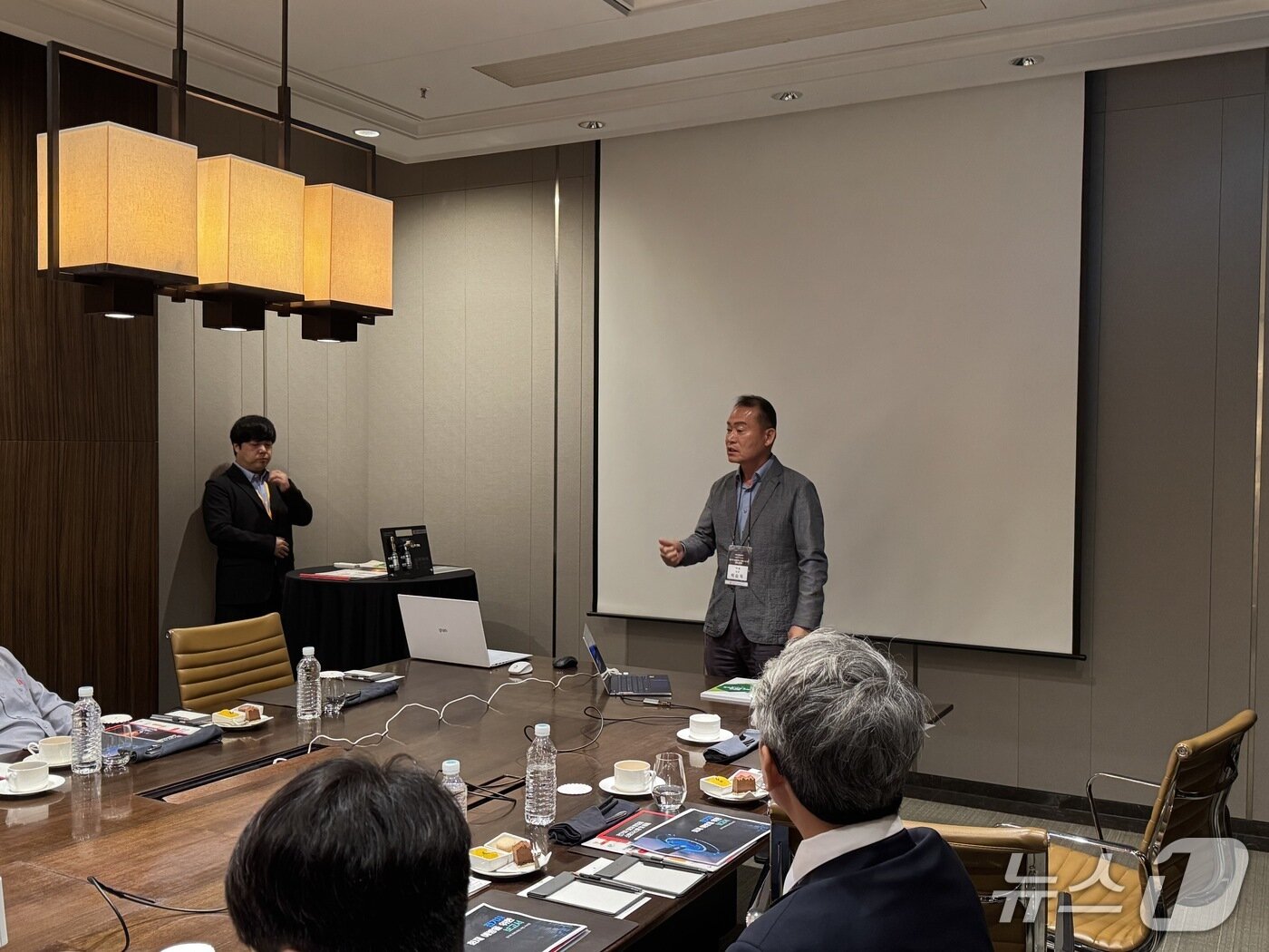 본문 이미지 - 박승옥 육송 회장이 행당 7구역&#40;라체르보 푸르지오 써밋&#41; 조합 임원들을 대상으로 전기차화재방호용 상품을 설명하고 있다./뉴스1ⓒ News1 윤주현 기자