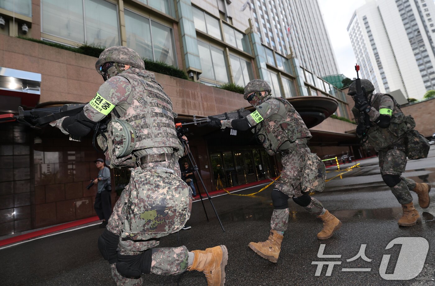 본문 이미지 - 19일 오후 서울 중구 롯데호텔에서 열린 &#39;을지연습 연계 통합방위 능력향상을 위한 관계기관 합동훈련&#39;에서 군 병력이 드론을 이용한 테러 공격 상황을 가정해 훈련하고 있다. 2025.8.19/뉴스1 ⓒ News1 오대일 기자
