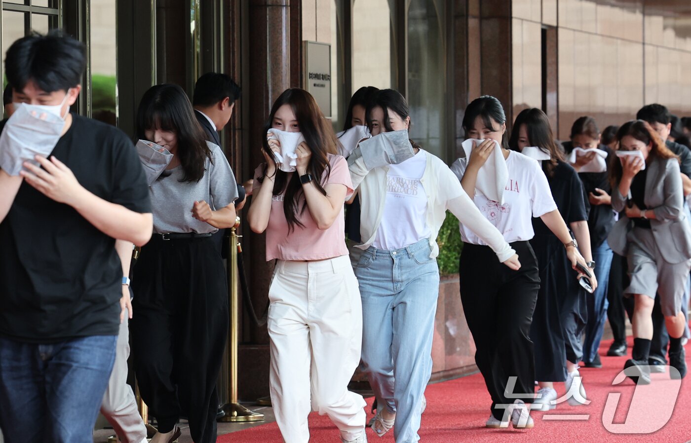 본문 이미지 - 19일 오후 서울 중구 롯데호텔에서 열린 &#39;을지연습 연계 통합방위 능력향상을 위한 관계기관 합동훈련&#39;에서 참가자들이 드론을 이용한 테러 공격 상황을 가정해 대피 훈련을 하고 있다. 2025.8.19/뉴스1 ⓒ News1 오대일 기자