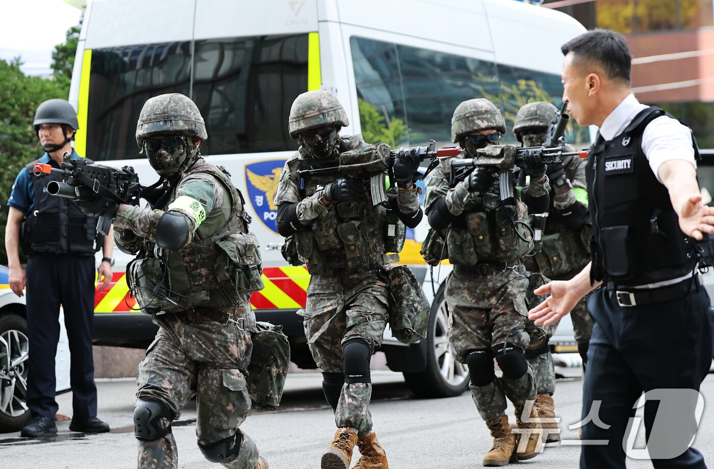 본문 이미지 - 19일 오후 서울 중구 롯데호텔에서 열린 &#39;을지연습 연계 통합방위 능력향상을 위한 관계기관 합동훈련&#39;에서 군 병력이 드론을 이용한 테러 공격 상황을 가정해 훈련하고 있다. 2025.8.19/뉴스1 ⓒ News1 오대일 기자