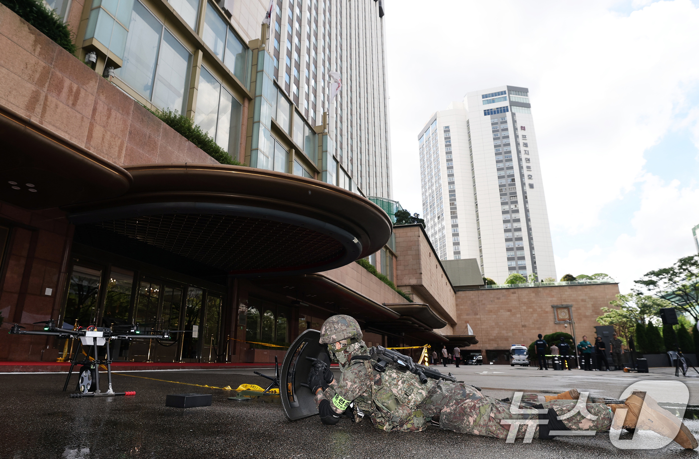 (서울=뉴스1) 오대일 기자 = 19일 오후 서울 중구 롯데호텔에서 열린 '을지연습 연계 통합방위 능력향상을 위한 관계기관 합동훈련'에서 군 병력이 드론을 이용한 테러 공격 상황을 …