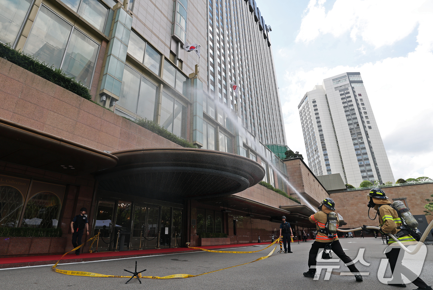 (서울=뉴스1) 오대일 기자 = 19일 오후 서울 중구 롯데호텔에서 열린 '을지연습 연계 통합방위 능력향상을 위한 관계기관 합동훈련'에서 군 장병들이 드론을 이용한 테러 공격 상황 …