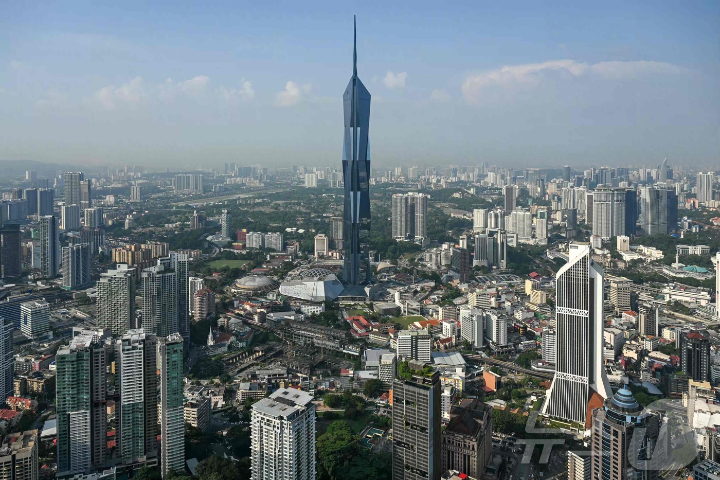 (쿠알라룸푸르 AFP=뉴스1) 권영미 기자 = 19일 세계에서 두 번째로 높은 건물인 워리산 메르데카 타워(KL118)가 말레이시아 쿠알라룸푸르의 상업용 건물들 사이에서 위용을 보 …