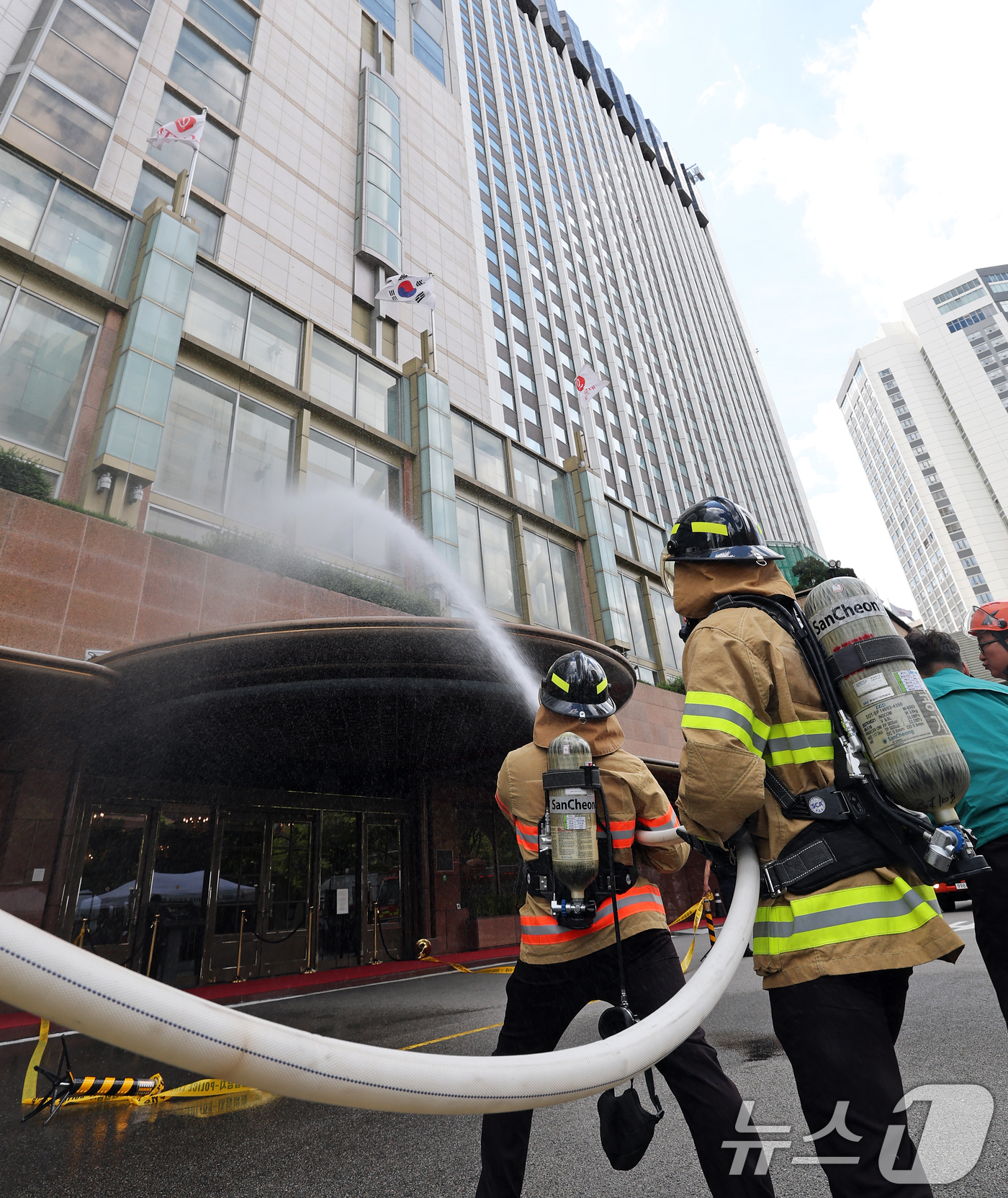 (서울=뉴스1) 오대일 기자 = 19일 오후 서울 중구 롯데호텔에서 열린 '을지연습 연계 통합방위 능력향상을 위한 관계기관 합동훈련'에서 군 장병들이 드론을 이용한 테러 공격 상황 …