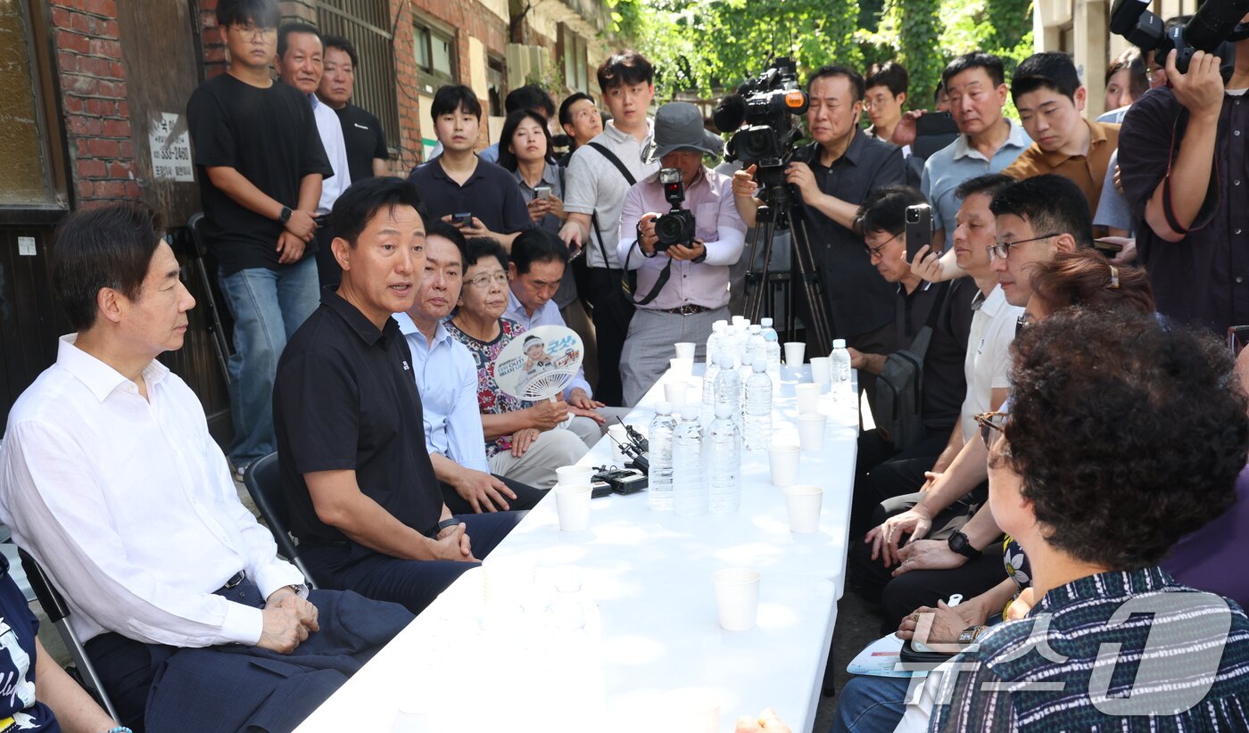 본문 이미지 - 오세훈 서울시장이 19일 오후 서울 서대문구 현저동에서 모아타운 부지 현장점검을 하며 마을주민들과 간담회를 갖고 있다. 2025.8.19/뉴스1 ⓒ News1 김명섭 기자