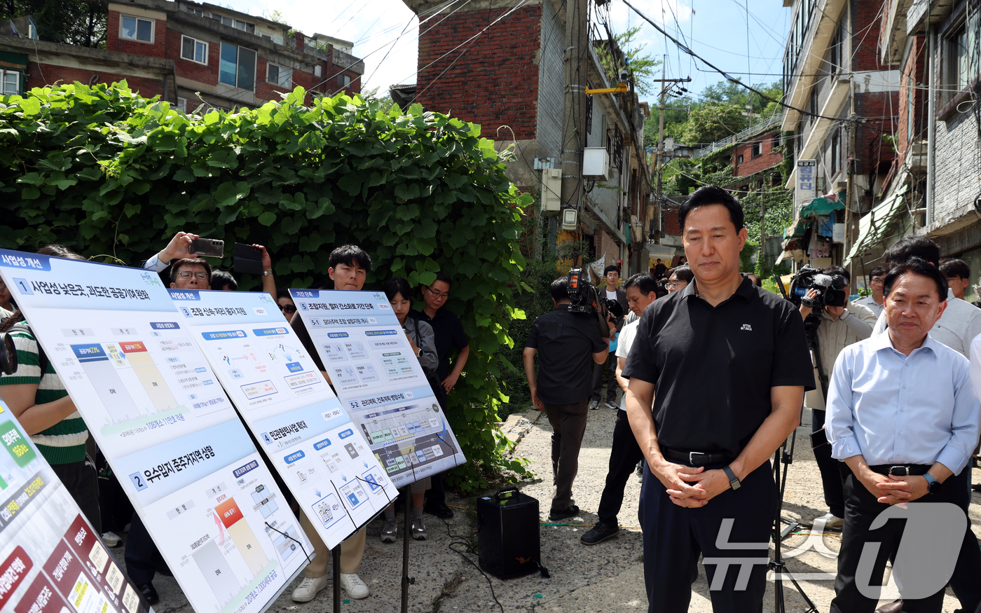 (서울=뉴스1) 김명섭 기자 = 오세훈 서울시장이 19일 오후 서울 서대문구 현저동에서 모아타운 부지 현장점검을 하고 있다. 2025.8.19/뉴스1