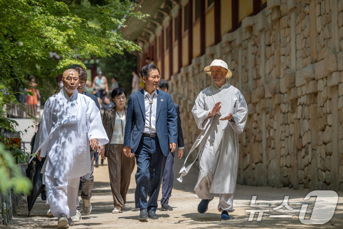 본문 이미지 - 정청래 더불어민주당 대표가 19일 오전 경북 경주시 불국사 경내를 걸으며 주지 종천스님과 대화하고 있다. &#40;더불어민주당 제공. 재판매 및 DB 금지&#41; 2025.8.19/뉴스1