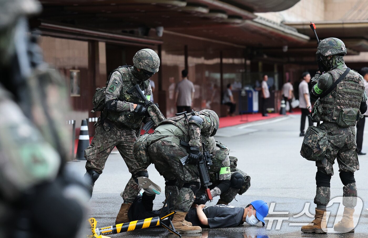 본문 이미지 - 19일 오후 서울 중구 롯데호텔에서 열린 &#39;을지연습 연계 통합방위 능력향상을 위한 관계기관 합동훈련&#39;에서 참가자들이 드론 테러 상황을 가정해 테러범 제압 훈련을 하고 있다. 2025.8.19/뉴스1 ⓒ News1 오대일 기자