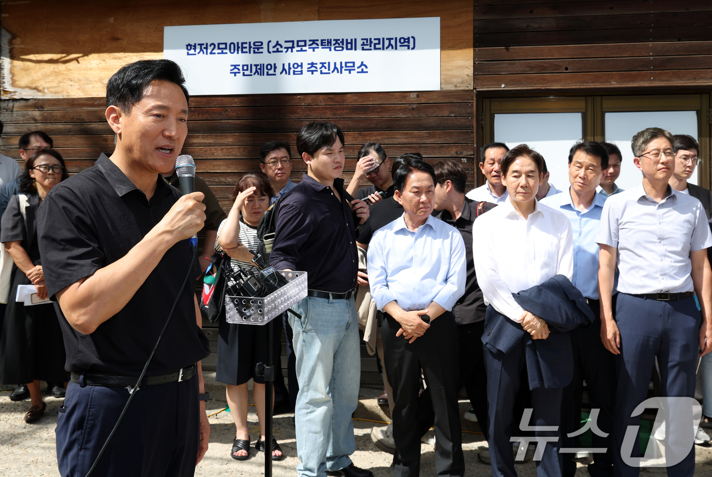 (서울=뉴스1) 김명섭 기자 = 오세훈 서울시장이 19일 오후 서울 서대문구 현저동에서 모아타운 부지 현장점검을 하고 있다. 2025.8.19/뉴스1