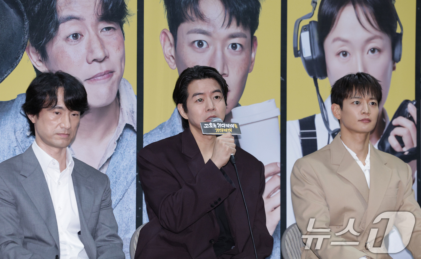 (서울=뉴스1) 신웅수 기자 = 배우 이상윤이 19일 오후 서울 종로구 예스24스테이지에서 열린 연극 '고도를 기다리며를 기다리며' 기자간담회에서 발언하고 있다. 2025.8.19 …