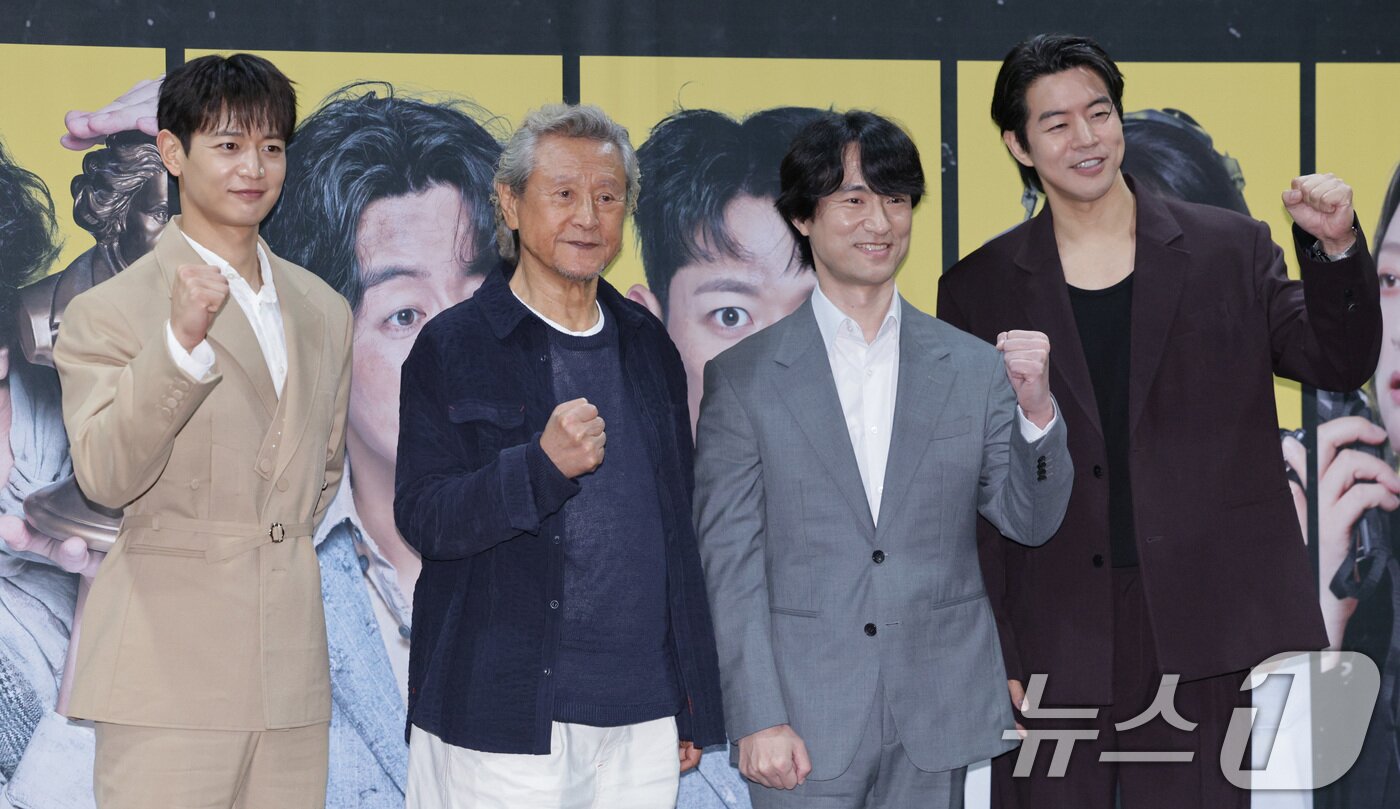 본문 이미지 - 배우 최민호(왼쪽부터), 박근형, 김병철, 이상윤이 19일 오후 서울 종로구 예스24스테이지에서 열린 연극 '고도를 기다리며를 기다리며' 기자간담회에서 포즈를 취하고 있다. 2025.8.19/뉴스1 ⓒ News1 신웅수 기자