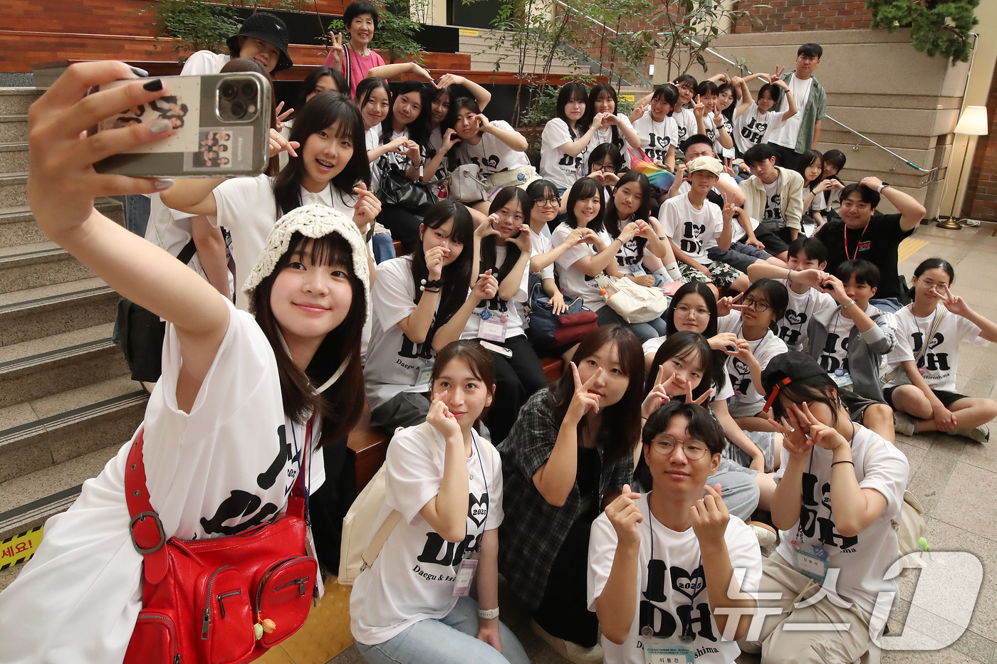 (대구=뉴스1) 공정식 기자 = '대구-히로시마 청소년 국제교류' 행사에 참여한 일본 히로시마 청소년들이 19일 오전 대구 수성구 황금동 국립대구박물관을 찾아 다양한 전시를 관람한 …