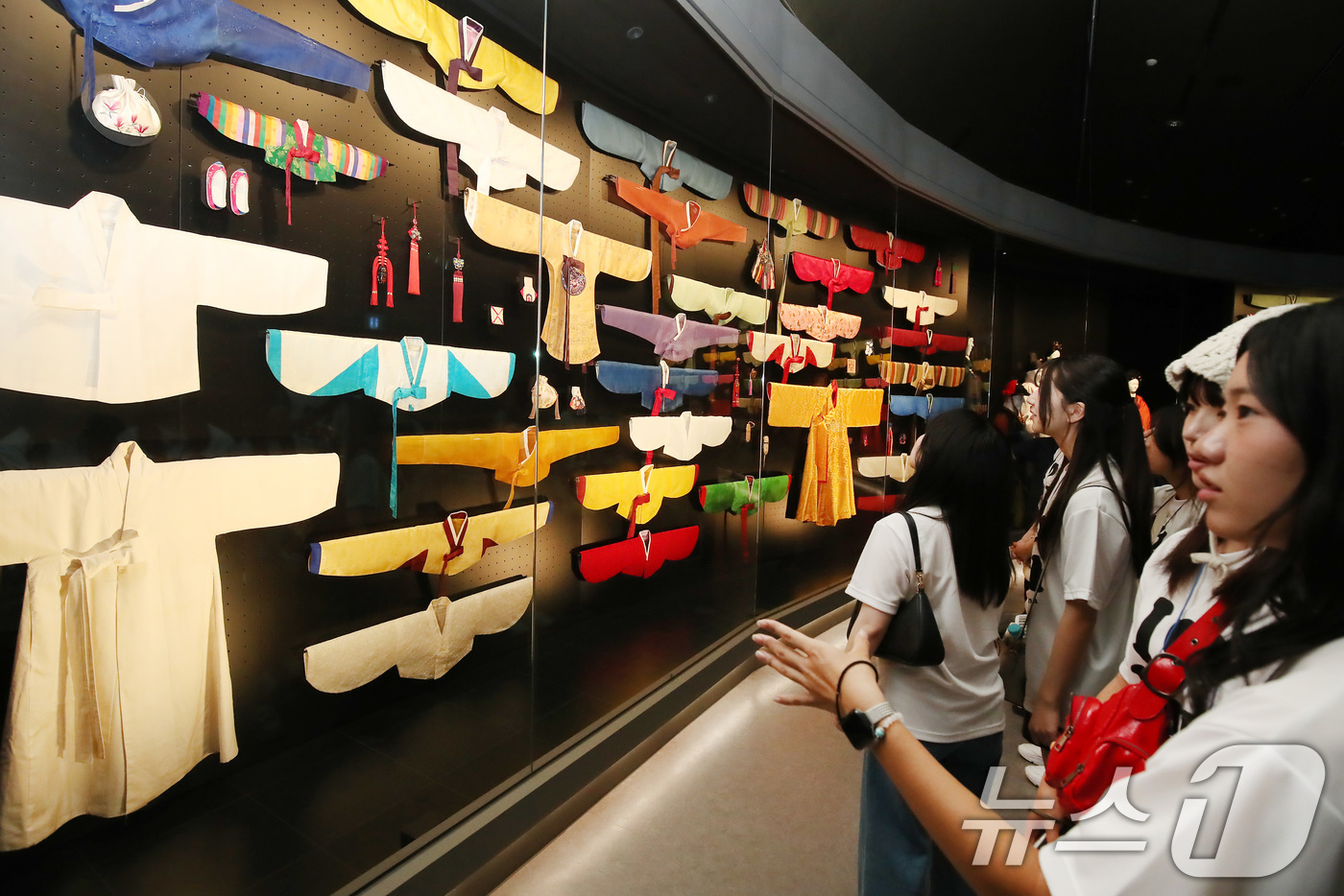 (대구=뉴스1) 공정식 기자 = '대구-히로시마 청소년 국제교류' 행사에 참여한 일본 히로시마 청소년들이 19일 오전 대구 수성구 황금동 국립대구박물관을 찾아 복식문화실에서 우리나 …