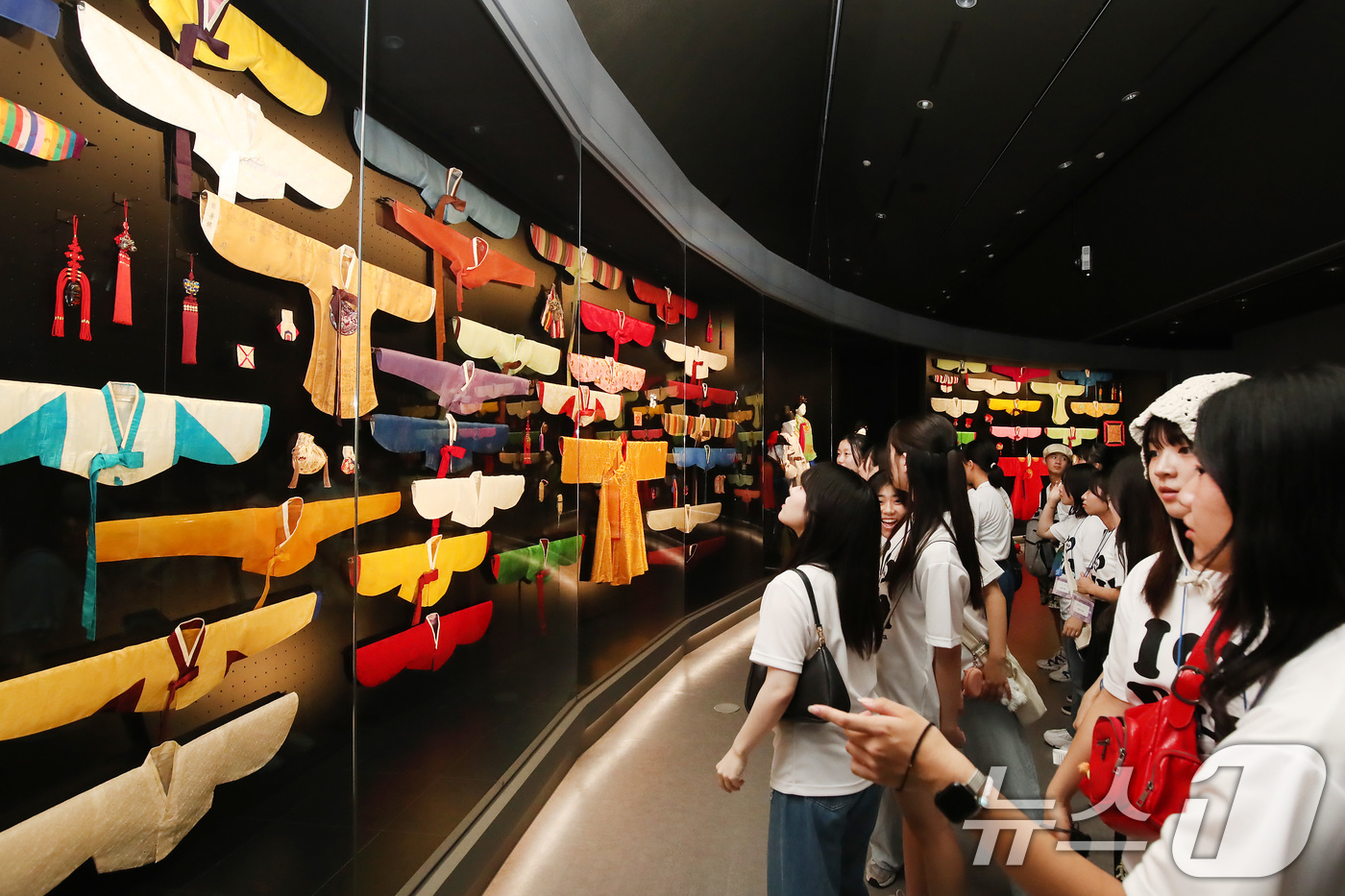 (대구=뉴스1) 공정식 기자 = '대구-히로시마 청소년 국제교류' 행사에 참여한 일본 히로시마 청소년들이 19일 오전 대구 수성구 황금동 국립대구박물관을 찾아 복식문화실에서 우리나 …