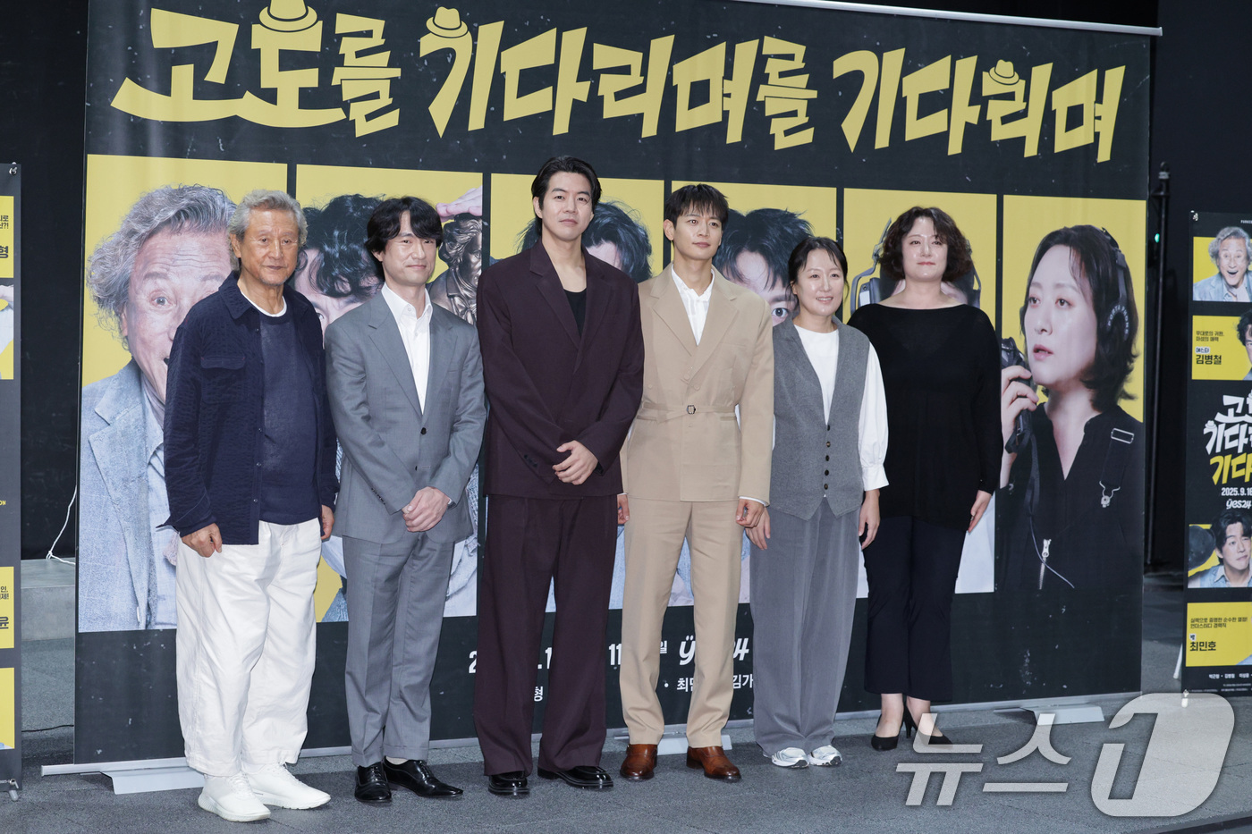 (서울=뉴스1) 신웅수 기자 = 배우 박근형(왼쪽부터), 김병철, 이상윤, 최민호, 김가영, 신혜옥이 19일 오후 서울 종로구 예스24스테이지에서 열린 연극 '고도를 기다리며를 기 …