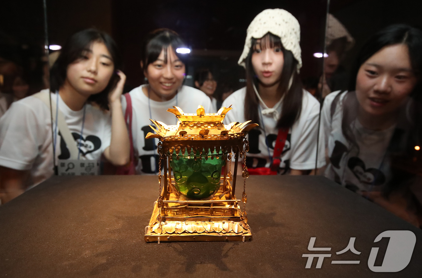 (대구=뉴스1) 공정식 기자 = '대구-히로시마 청소년 국제교류' 행사에 참여한 일본 히로시마 청소년들이 19일 오전 대구 수성구 황금동 국립대구박물관을 찾아 중세문화실에서 칠곡 …