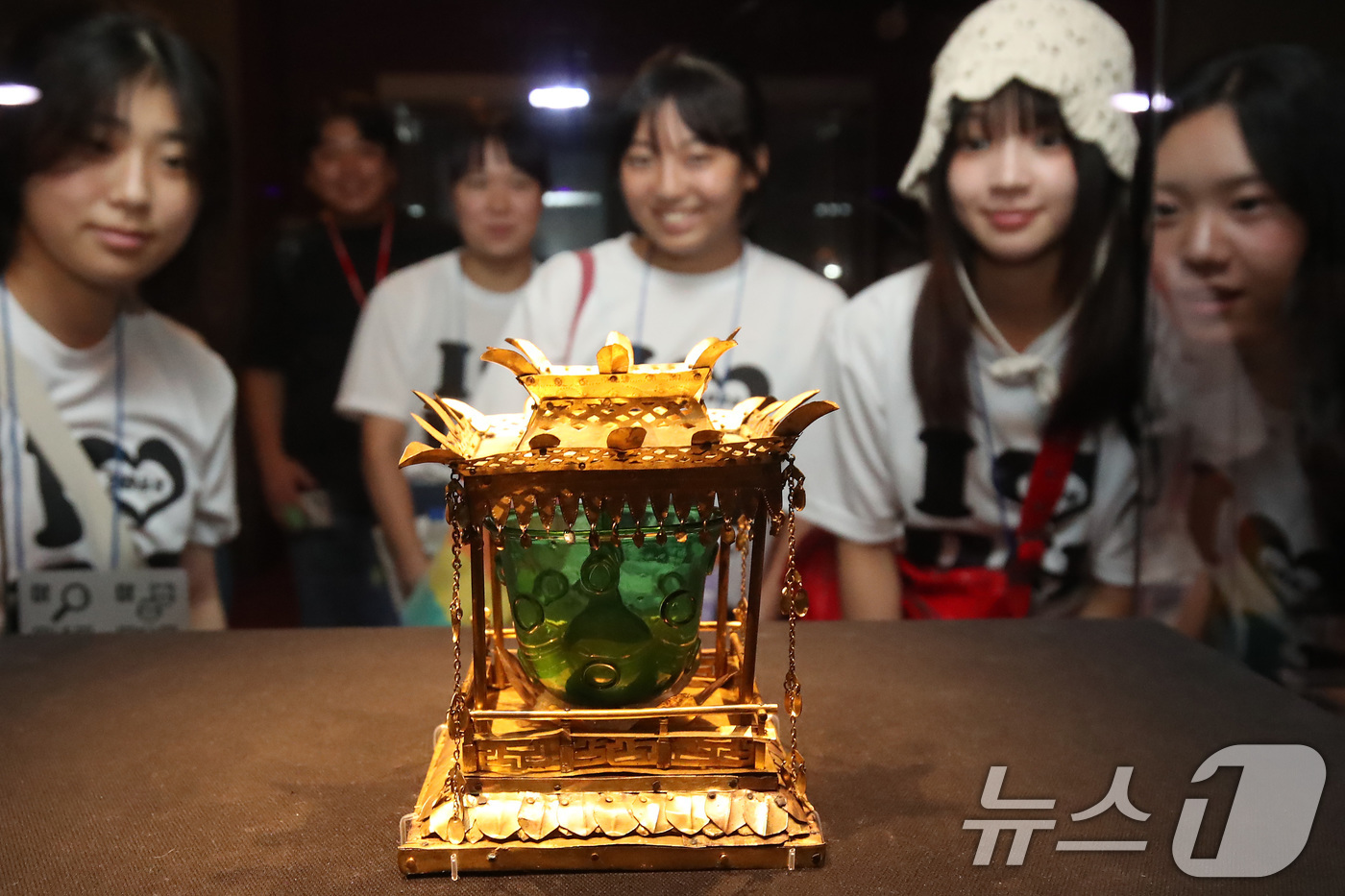 (대구=뉴스1) 공정식 기자 = '대구-히로시마 청소년 국제교류' 행사에 참여한 일본 히로시마 청소년들이 19일 오전 대구 수성구 황금동 국립대구박물관을 찾아 중세문화실에서 칠곡 …