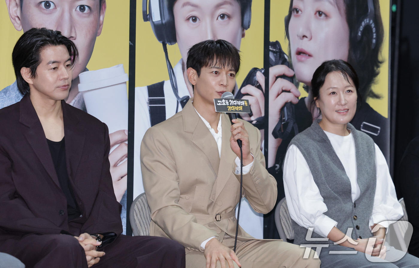 (서울=뉴스1) 신웅수 기자 = 배우 최민호가 19일 오후 서울 종로구 예스24스테이지에서 열린 연극 '고도를 기다리며를 기다리며' 기자간담회에서 발언하고 있다. 2025.8.19 …