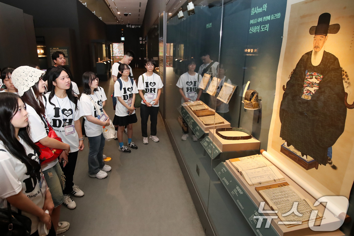 (대구=뉴스1) 공정식 기자 = '대구-히로시마 청소년 국제교류' 행사에 참여한 일본 히로시마 청소년들이 19일 오전 대구 수성구 황금동 국립대구박물관을 찾아 중세문화실에서 우리나 …