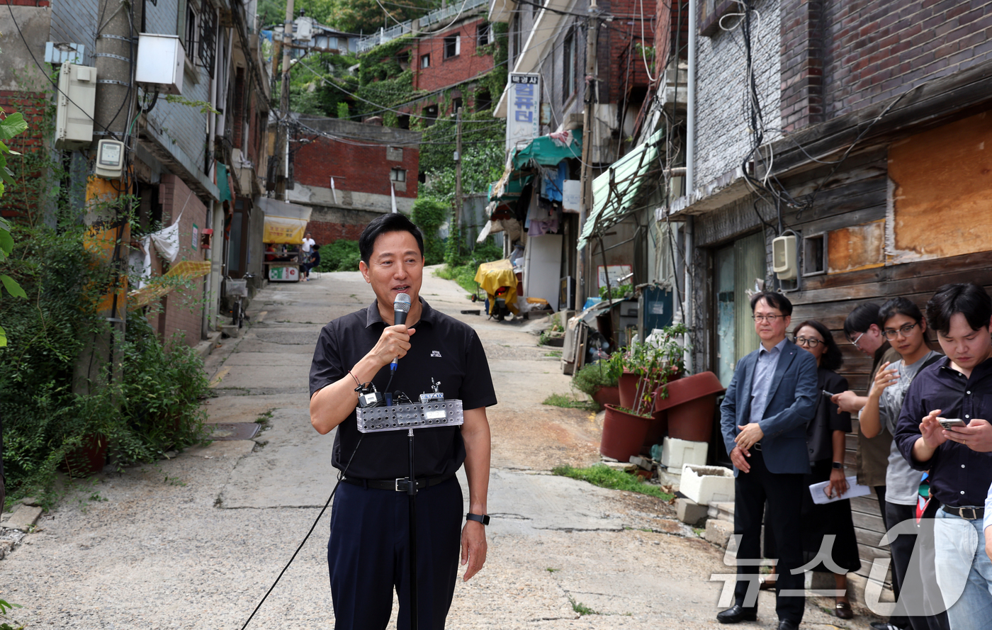 (서울=뉴스1) 김명섭 기자 = 오세훈 서울시장이 19일 오후 서울 서대문구 현저동에서 모아타운 부지 현장점검을 하고 있다. 2025.8.19/뉴스1