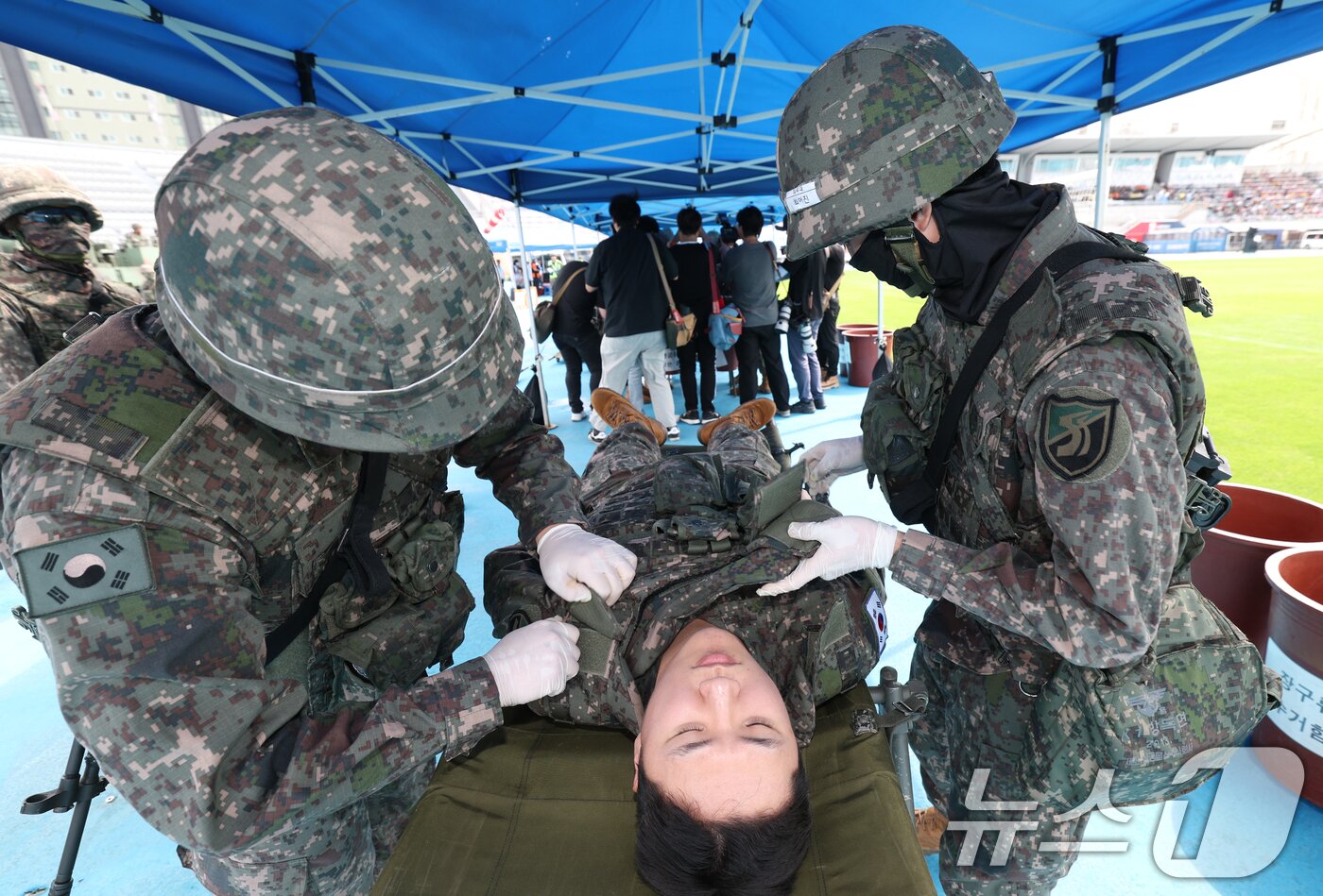 본문 이미지 - 19일 오후 경기 수원시 장안구 수원종합운동장에서 열린 &#39;2025년 수원시 을지연습 도 단위 실제훈련&#39;에서 육군 제51보병사단 장병들이 화생방 통합대응훈련의 일환으로 인체 제독을 실시하고 있다. 2025.8.19/뉴스1 ⓒ News1 김영운 기자