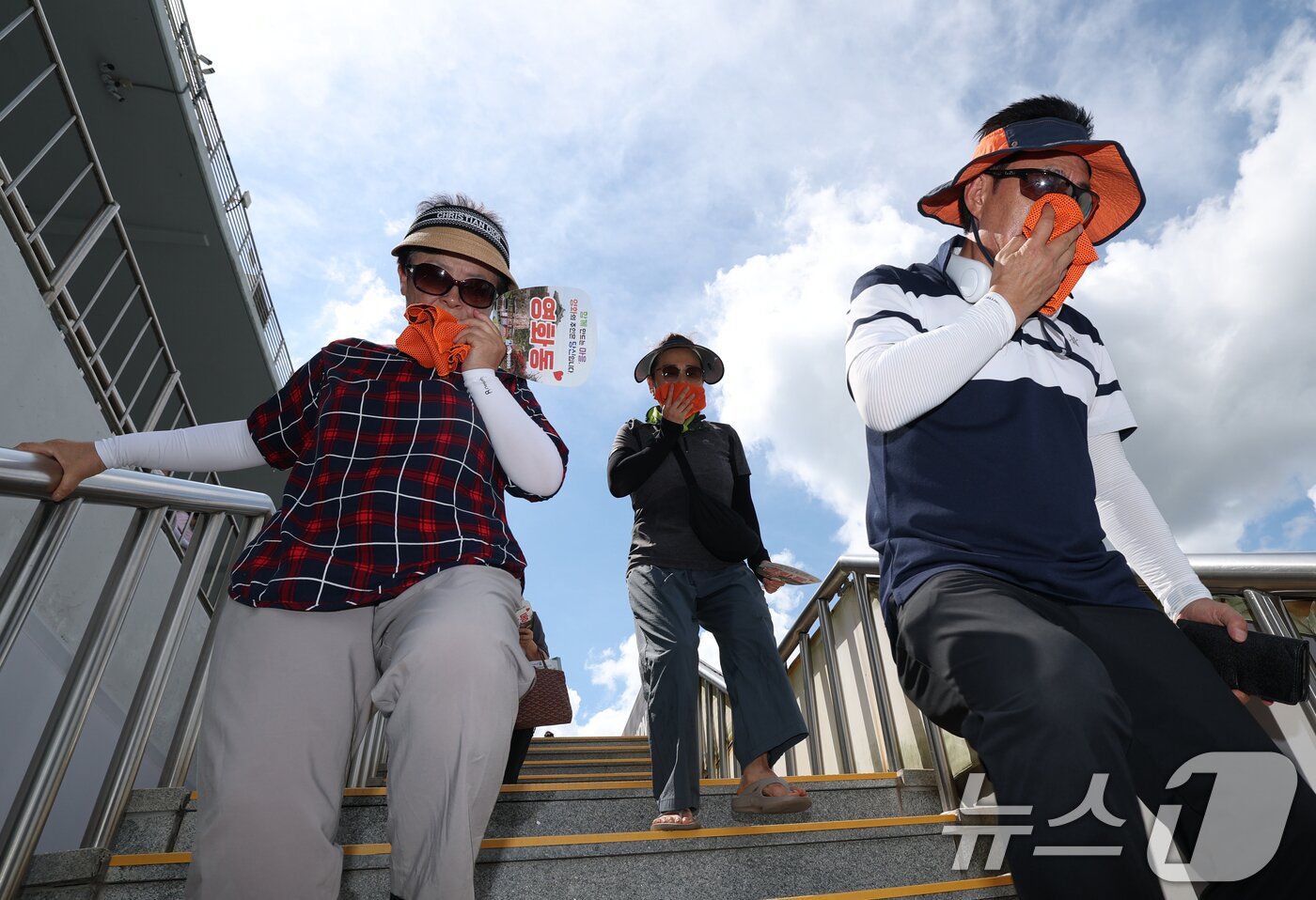 본문 이미지 - 19일 오후 경기 수원시 장안구 수원종합운동장에서 열린 &#39;2025년 수원시 을지연습 도 단위 실제훈련&#39;에서 시민들이 화생방 통합대응훈련을 하고 있다. 2025.8.19/뉴스1 ⓒ News1 김영운 기자