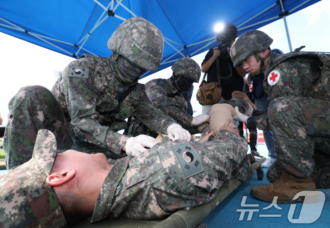 본문 이미지 - 19일 오후 경기 수원시 장안구 수원종합운동장에서 열린 &#39;2025년 수원시 을지연습 도 단위 실제훈련&#39;에서 육군 제51보병사단 장병들이 화생방 통합대응훈련의 일환으로 인체 제독을 실시하고 있다. 2025.8.19/뉴스1 ⓒ News1 김영운 기자