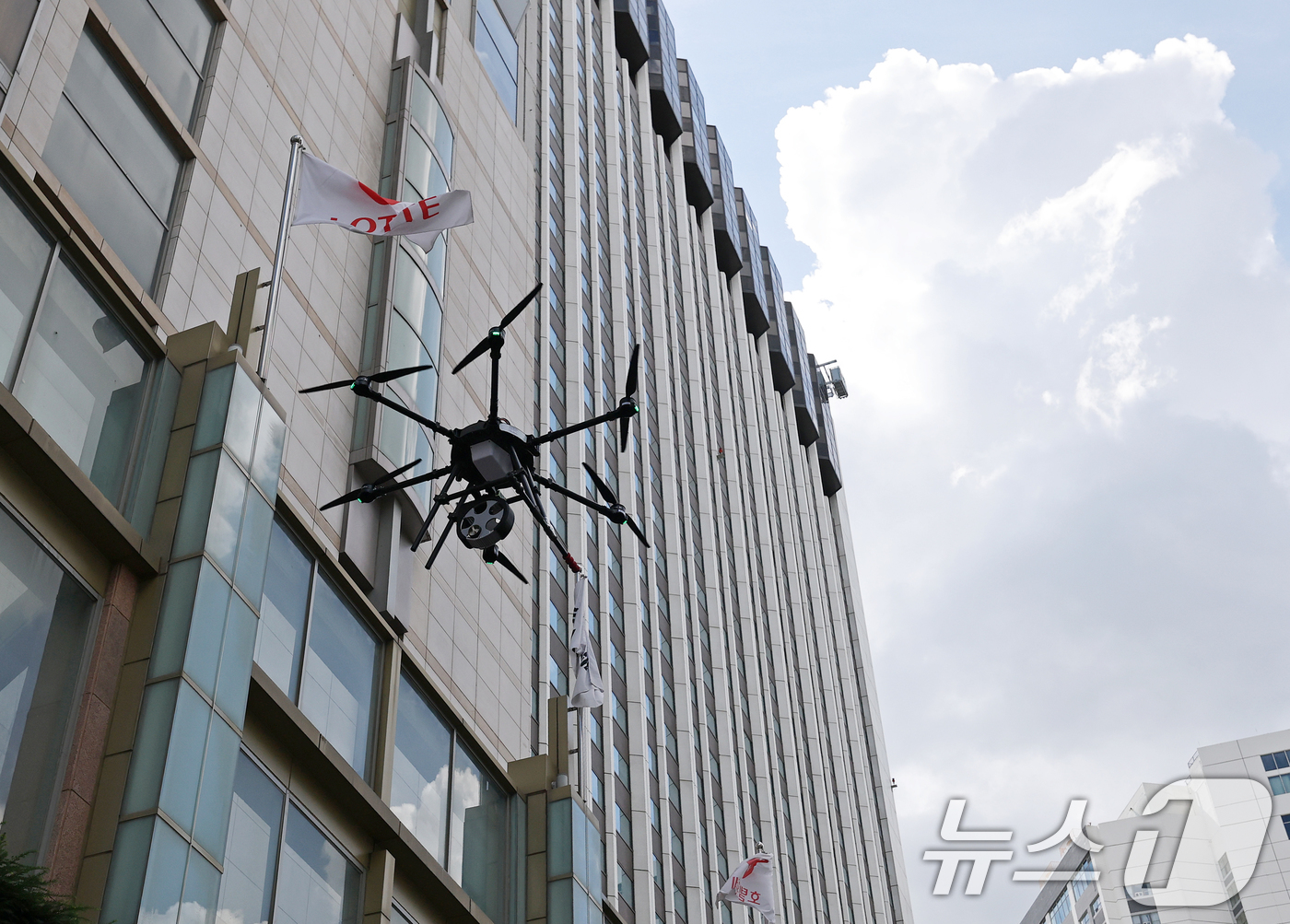 (서울=뉴스1) 오대일 기자 = 19일 오후 서울 중구 롯데호텔에서 열린 '을지연습 연계 통합방위 능력향상을 위한 관계기관 합동훈련'에서 드론 테러 상황을 가정한 훈련이 실시되고 …