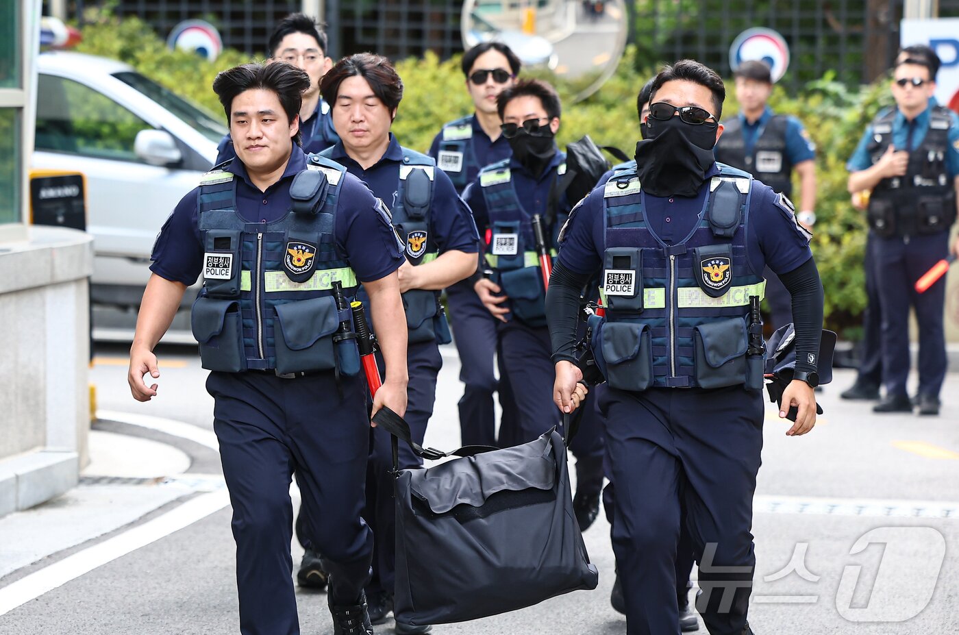 본문 이미지 - 19일 서울 종로구 정부서울청사 별관에서 을지연습 일환으로 열린 폭발물 테러 대응 합동훈련이 진행되고 있다. 2025.8.19/뉴스1 ⓒ News1 김도우 기자