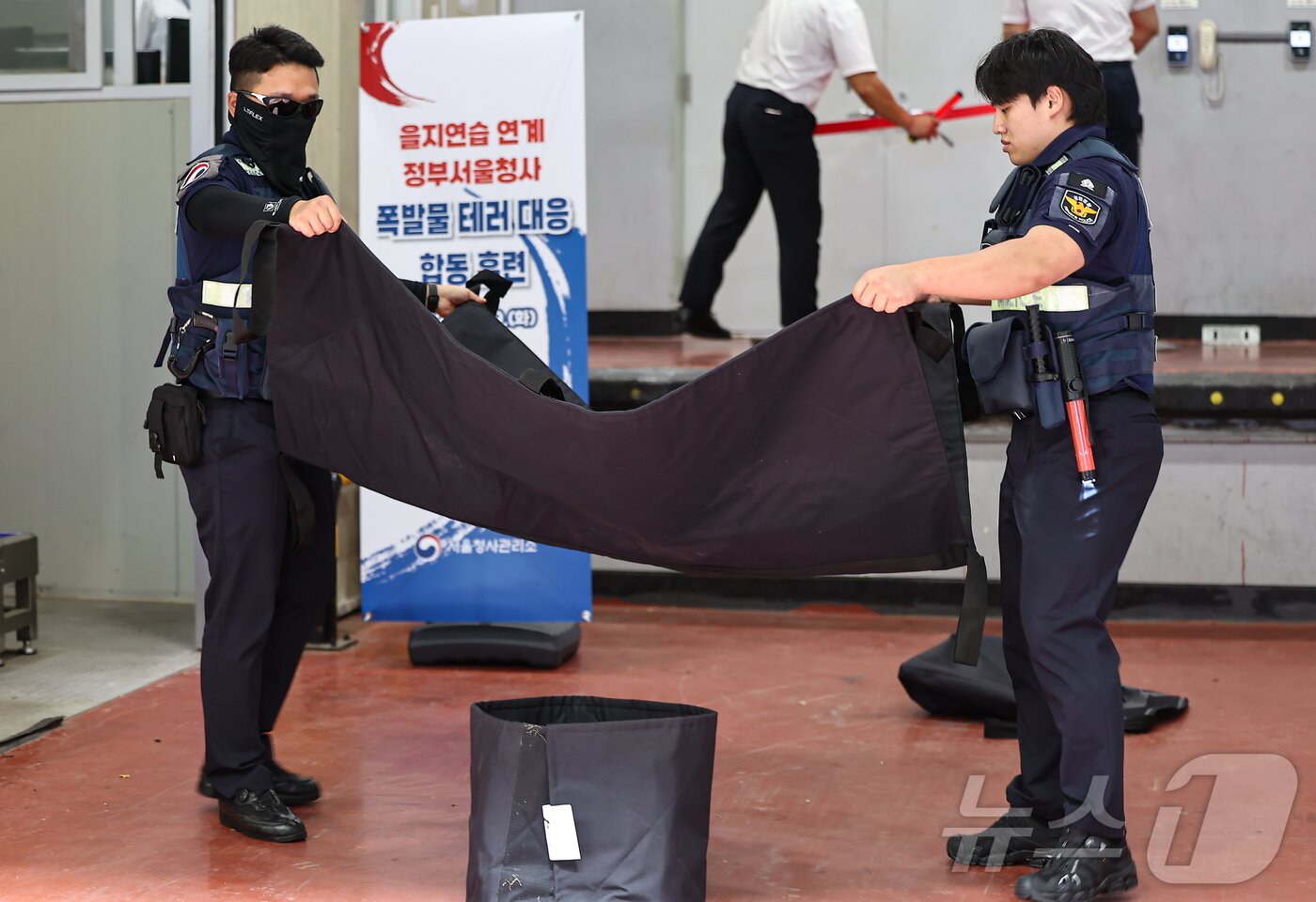 본문 이미지 - 19일 서울 종로구 정부서울청사 별관에서 을지연습 일환으로 열린 폭발물 테러 대응 합동훈련이 진행되고 있다. 2025.8.19/뉴스1 ⓒ News1 김도우 기자