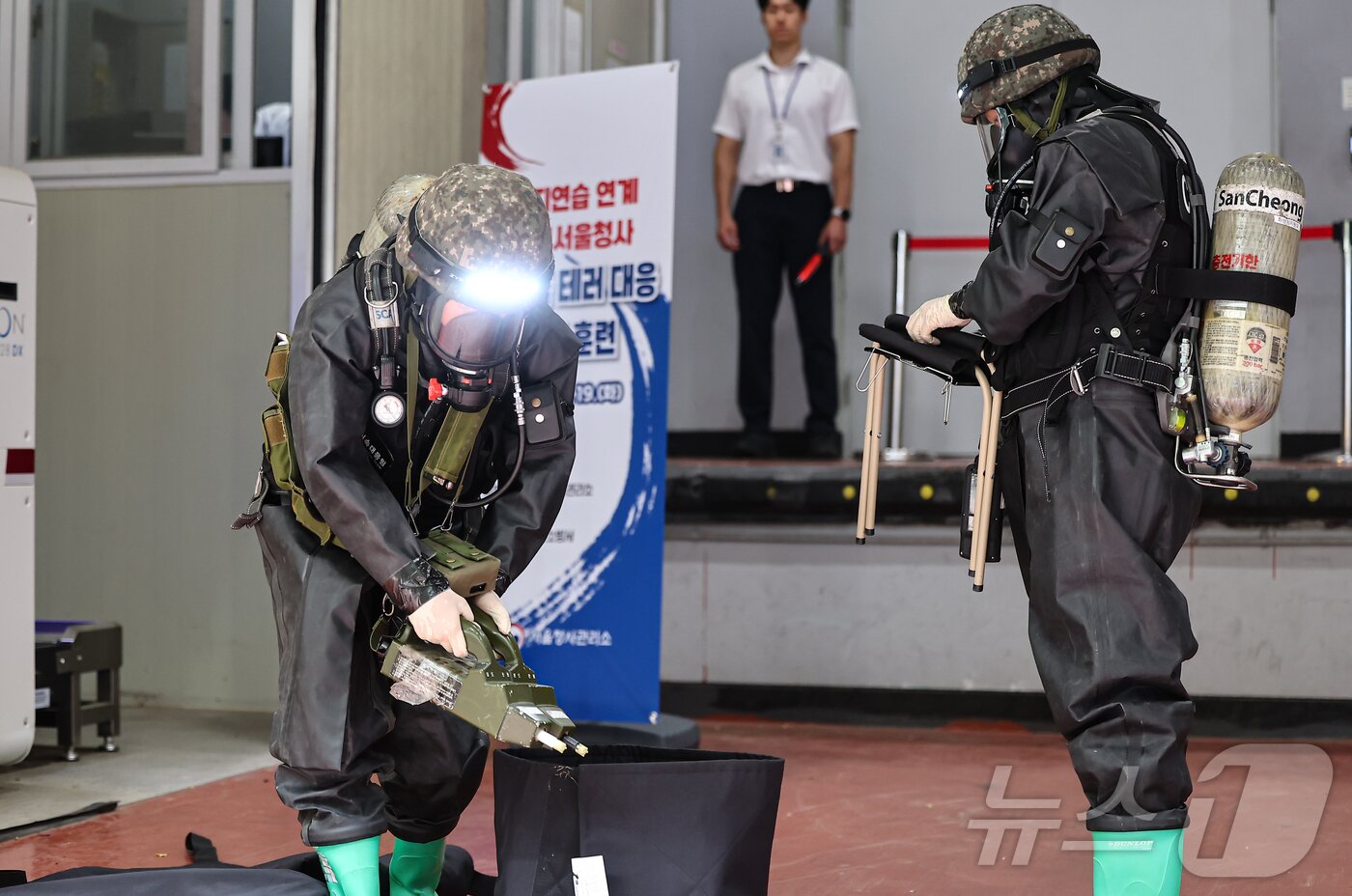 본문 이미지 - 19일 서울 종로구 정부서울청사 별관에서 을지연습 일환으로 열린 폭발물 테러 대응 합동훈련이 진행되고 있다. 2025.8.19/뉴스1 ⓒ News1 김도우 기자