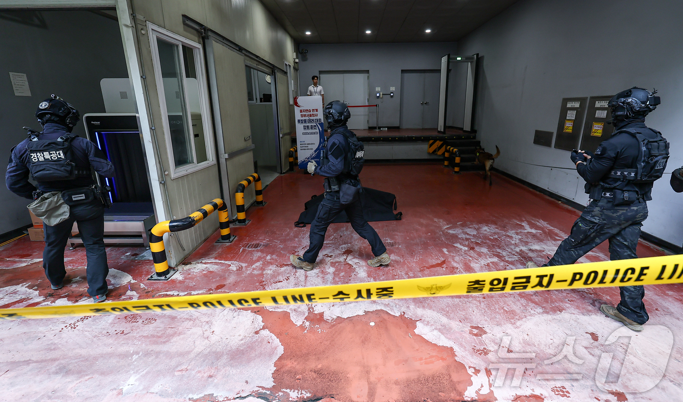 (서울=뉴스1) 김도우 기자 = 19일 서울 종로구 정부서울청사 별관에서 을지연습 일환으로 열린 폭발물 테러 대응 합동훈련이 진행되고 있다. 2025.8.19/뉴스1