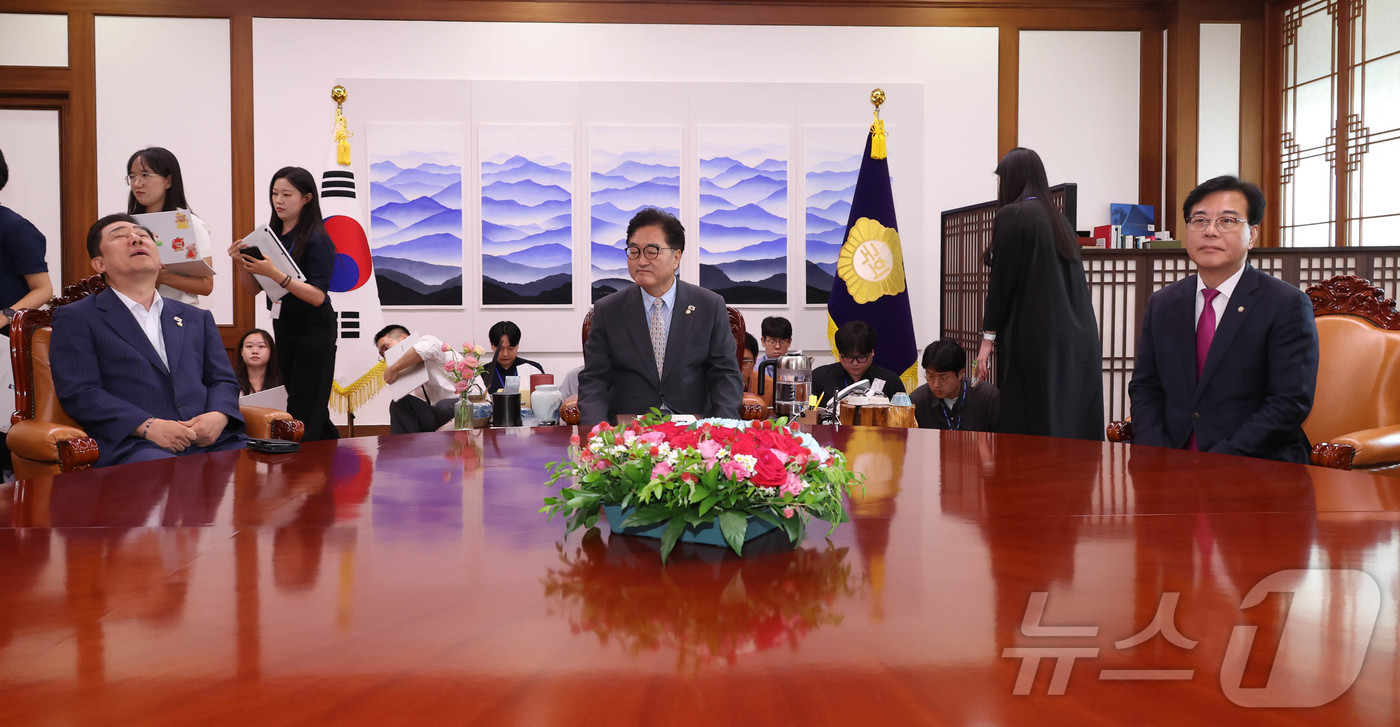 (서울=뉴스1) 안은나 기자 = 김병기 더불어민주당 원내대표(왼쪽부터), 우원식 국회의장, 송언석 국민의힘 비상대책위원장 겸 원내대표가 19일 오후 서울 여의도 국회의장 집무실에 …