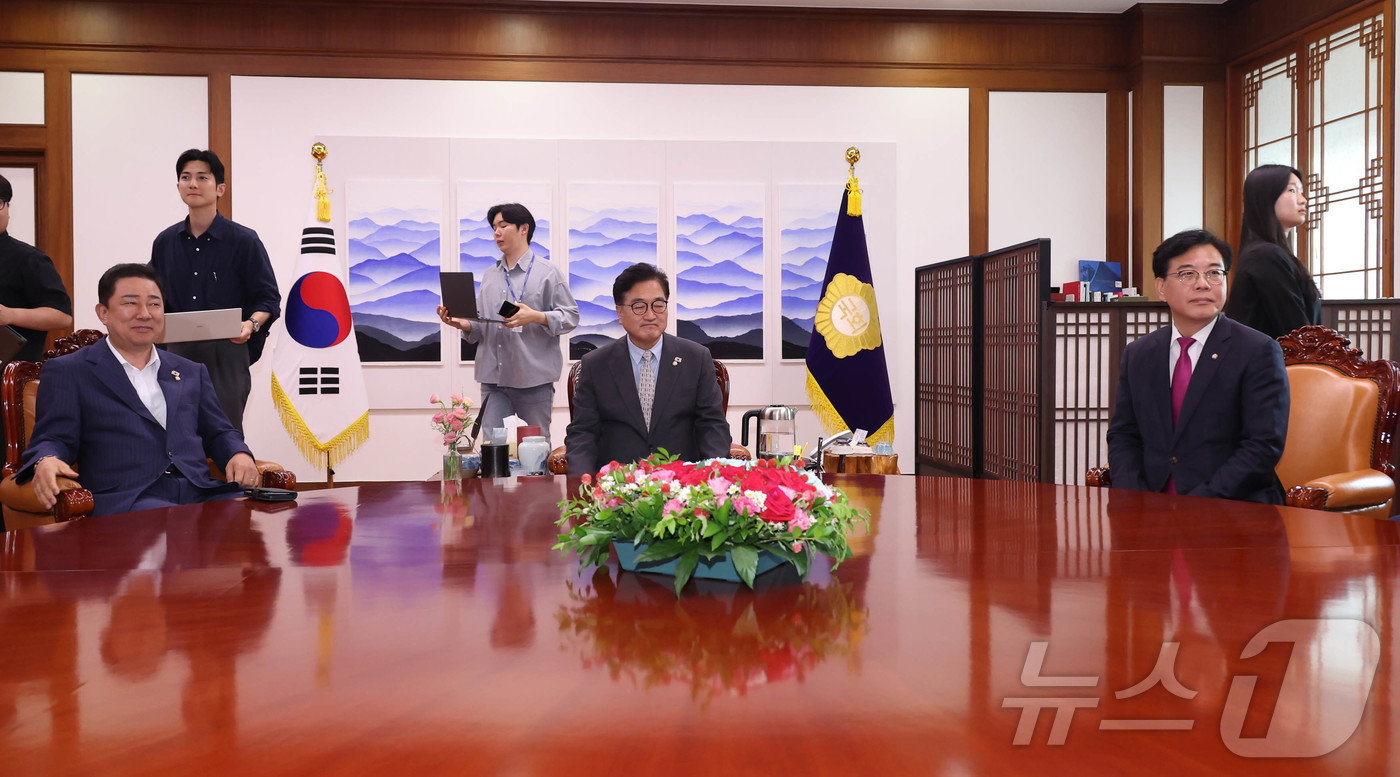 (서울=뉴스1) 안은나 기자 = 김병기 더불어민주당 원내대표(왼쪽부터), 우원식 국회의장, 송언석 국민의힘 비상대책위원장 겸 원내대표가 19일 오후 서울 여의도 국회의장 집무실에 …