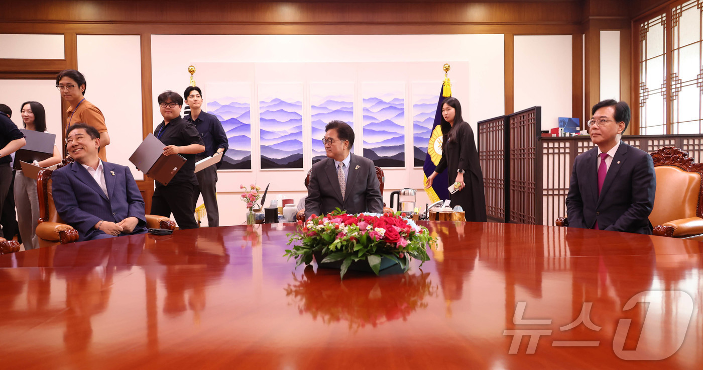 (서울=뉴스1) 안은나 기자 = 김병기 더불어민주당 원내대표(왼쪽부터), 우원식 국회의장, 송언석 국민의힘 비상대책위원장 겸 원내대표가 19일 오후 서울 여의도 국회의장 집무실에 …